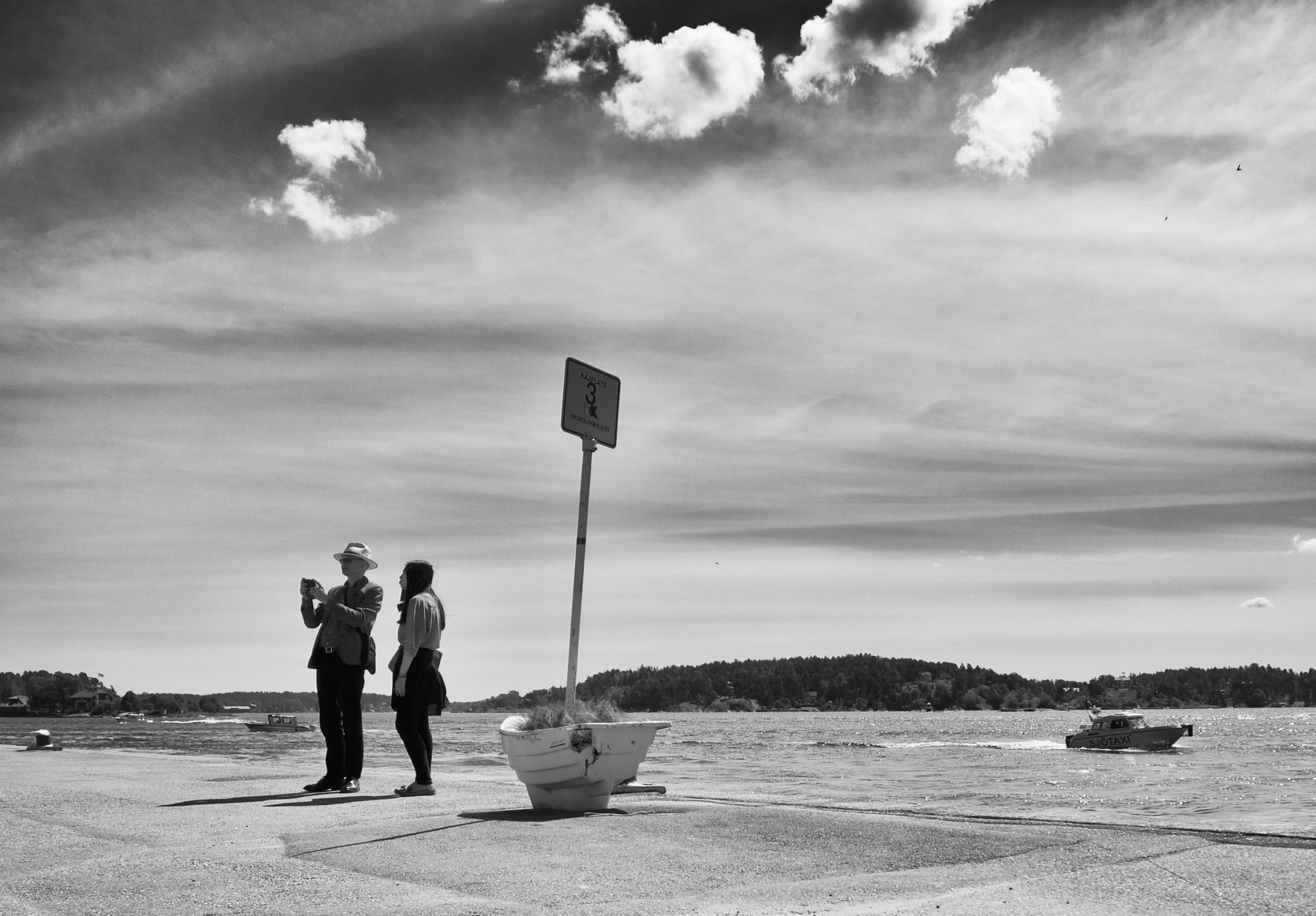 LUMIX G VARIO PZ 14-42/F3.5-5.6 sample photo. The photographer and his apprentice photography