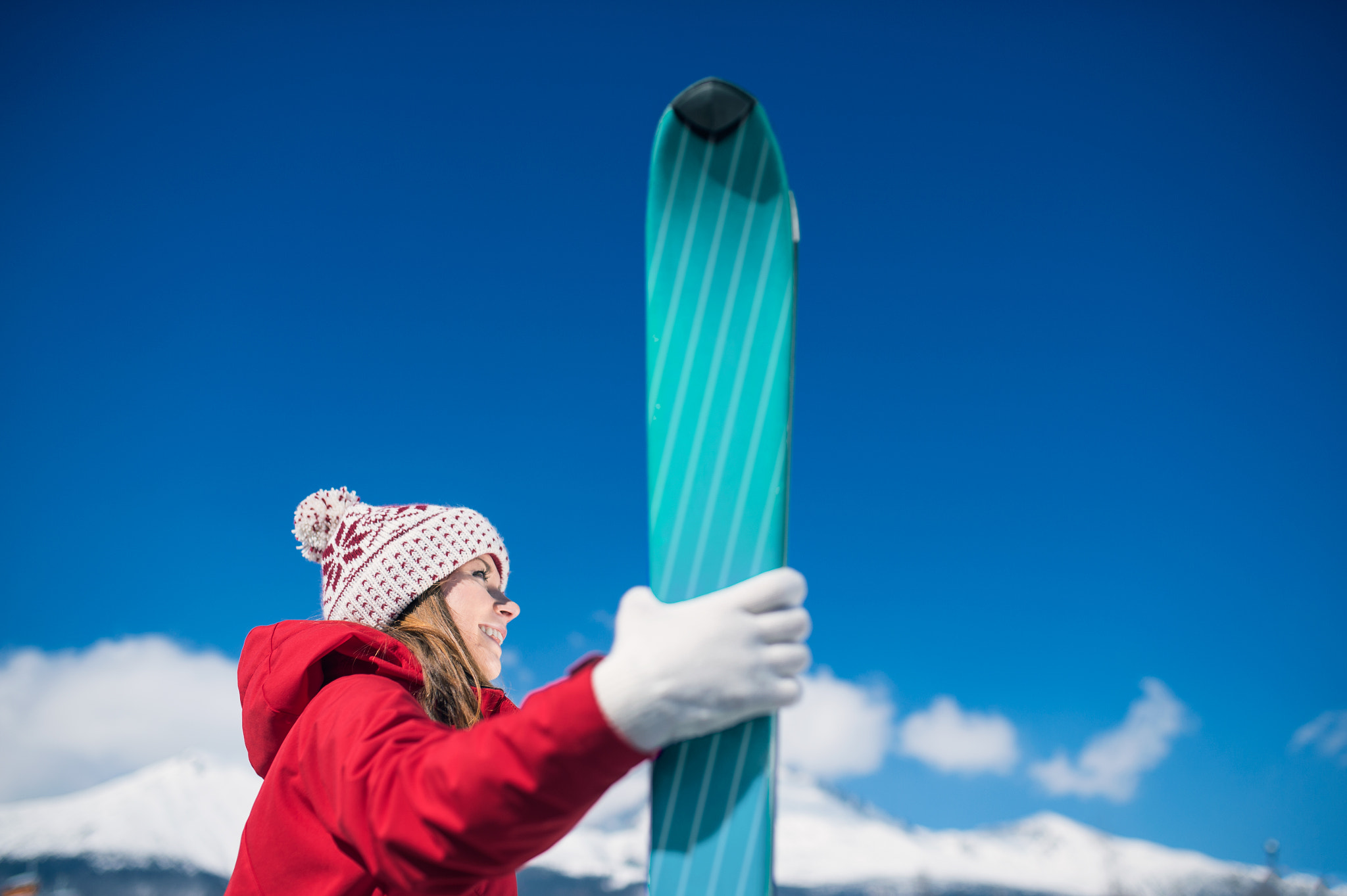 Nikon D4S + Sigma 35mm F1.4 DG HSM Art sample photo. Young woman skiing photography