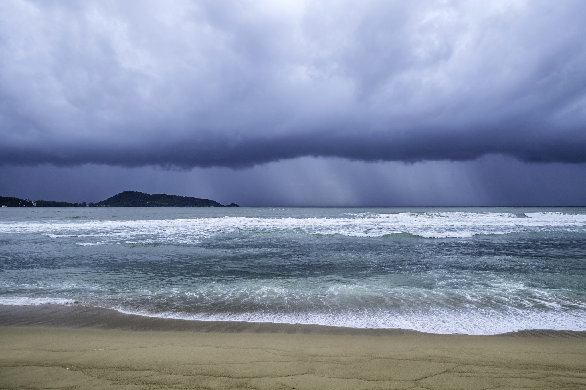 Fujifilm X-Pro1 + Fujifilm XF 14mm F2.8 R sample photo. Rainy weather seascape photography