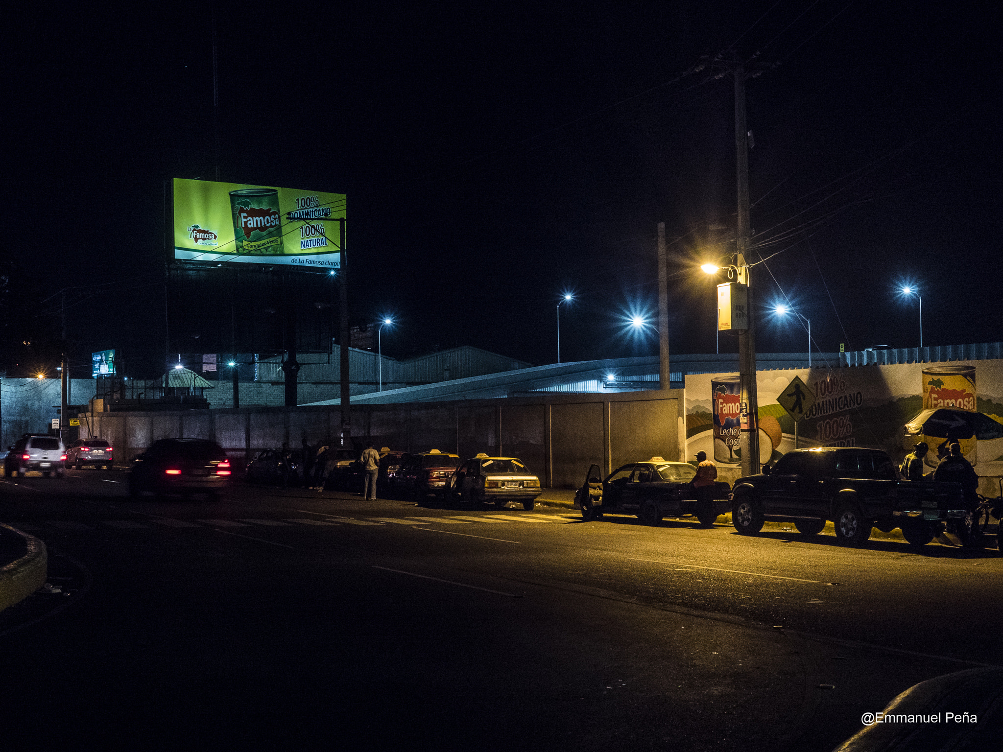 Panasonic Lumix DMC-GX8 + Panasonic Leica DG Summilux 25mm F1.4 II ASPH sample photo. Night at churchill avenue photography