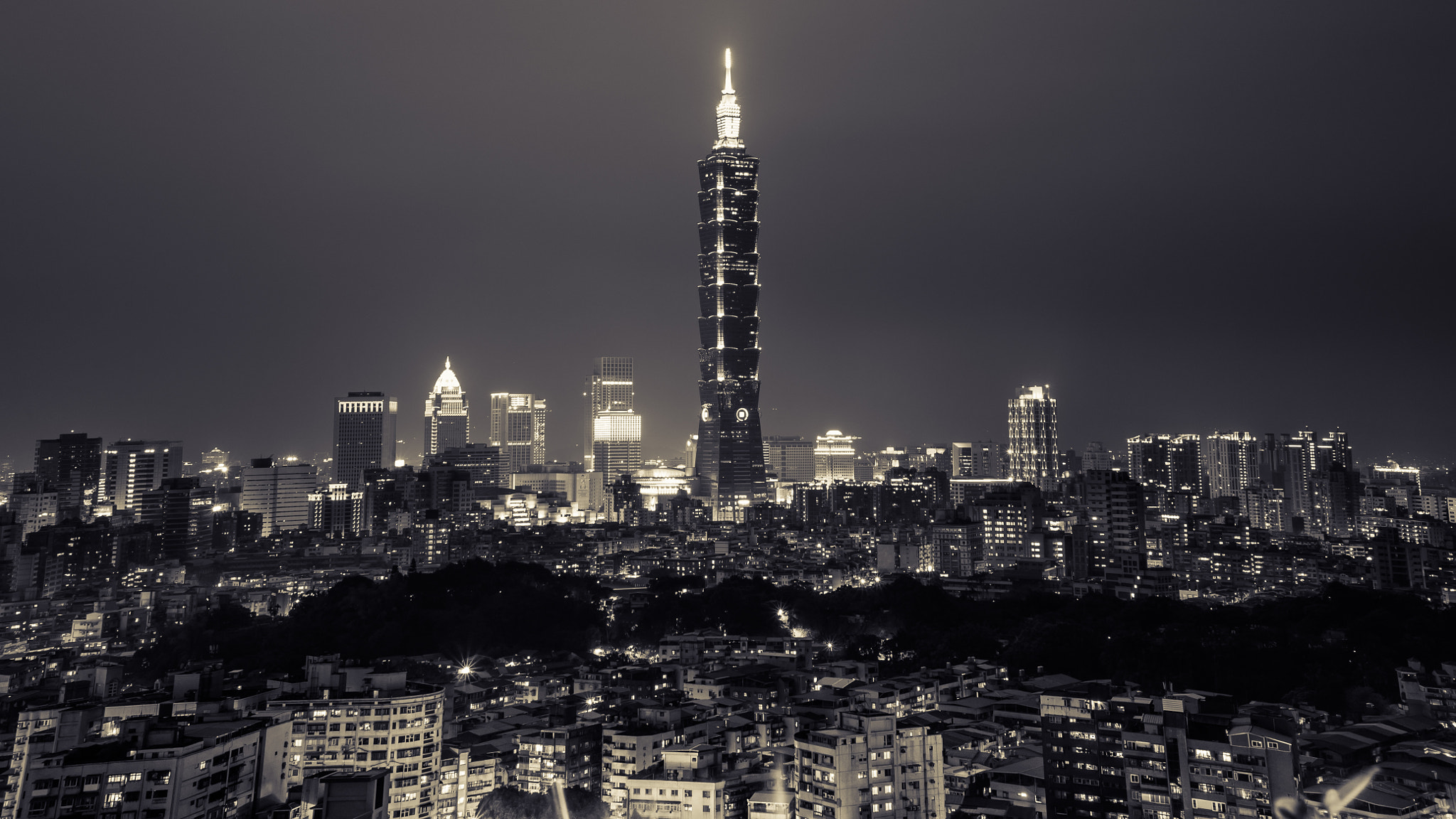 Olympus OM-D E-M5 + Panasonic Leica DG Summilux 25mm F1.4 II ASPH sample photo. Shining city photography