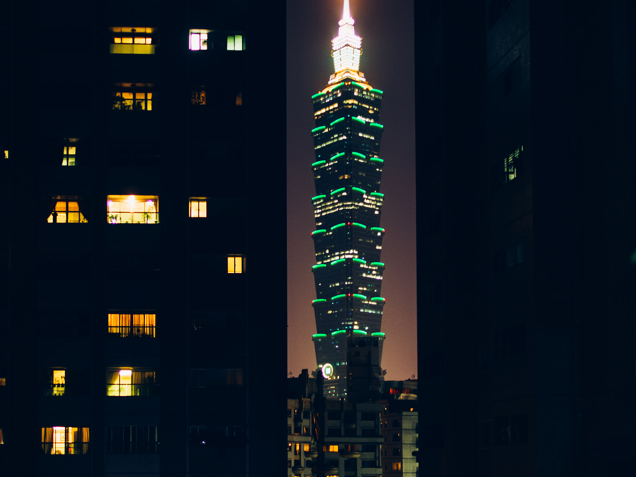 Olympus OM-D E-M5 + Panasonic Leica DG Summilux 25mm F1.4 II ASPH sample photo. Taipei 101 sandwich photography