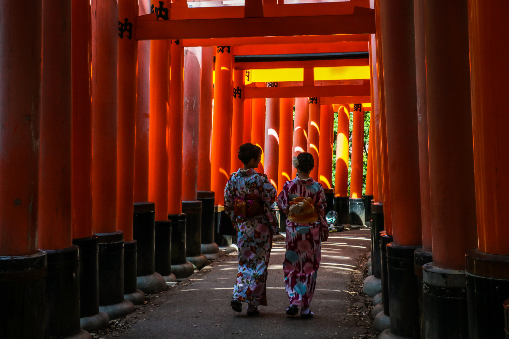 Canon EOS 760D (EOS Rebel T6s / EOS 8000D) sample photo. Walk below the torii photography