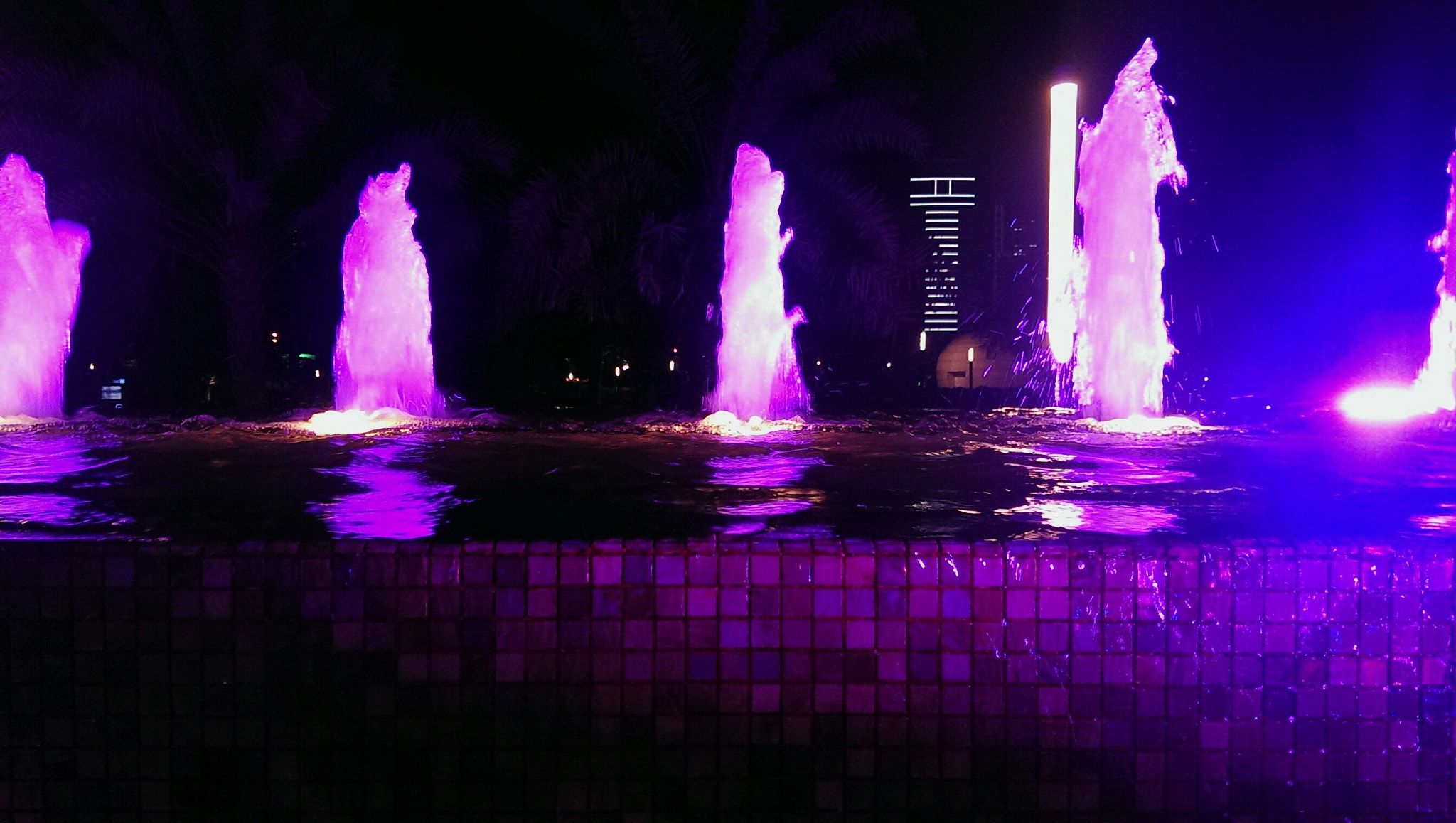 HTC ONE 801E sample photo. Night fountain photography