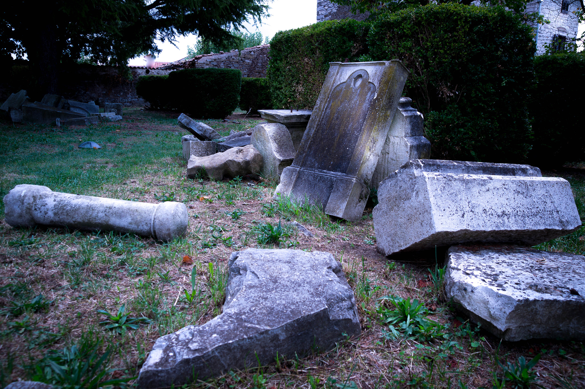 Sony SLT-A57 + Sony Vario-Sonnar T* DT 16-80mm F3.5-4.5 ZA sample photo. Tombstones photography