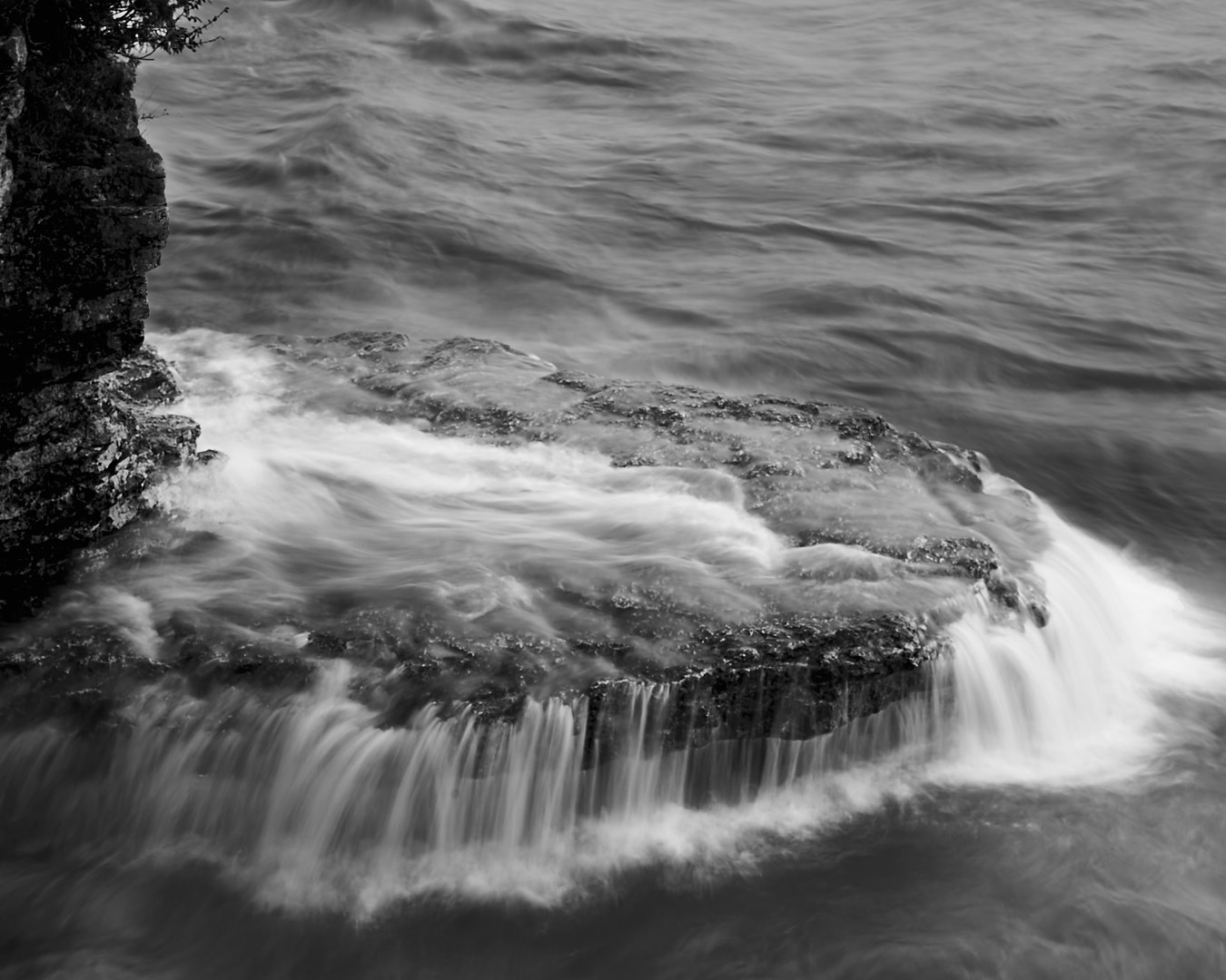 Nikon AF Nikkor 50mm F1.8D sample photo. Waves receding, cave point county park photography