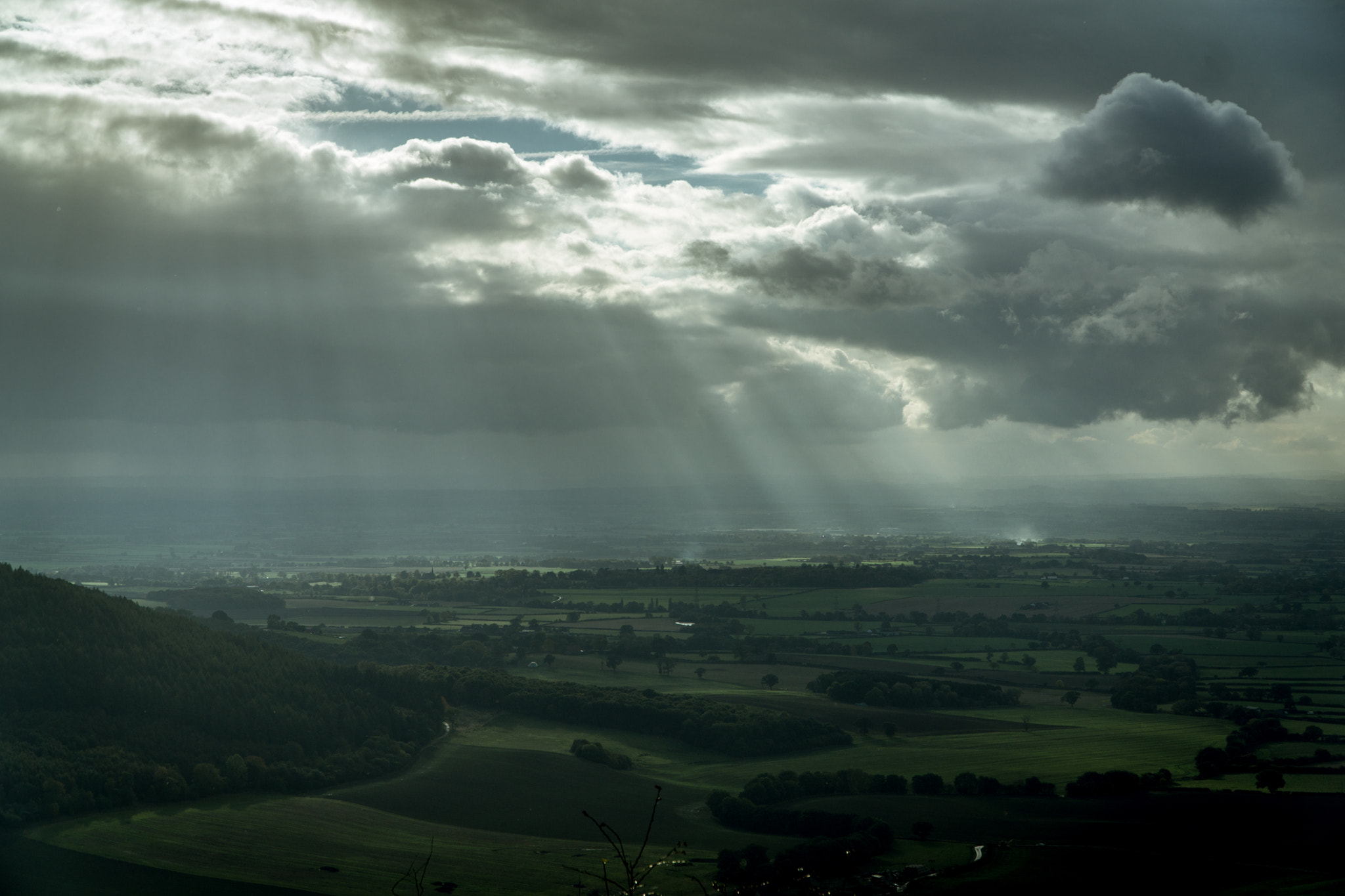 Sony a5100 + Sony E PZ 18-105mm F4 G OSS sample photo. Sutton bank - rains approaching photography