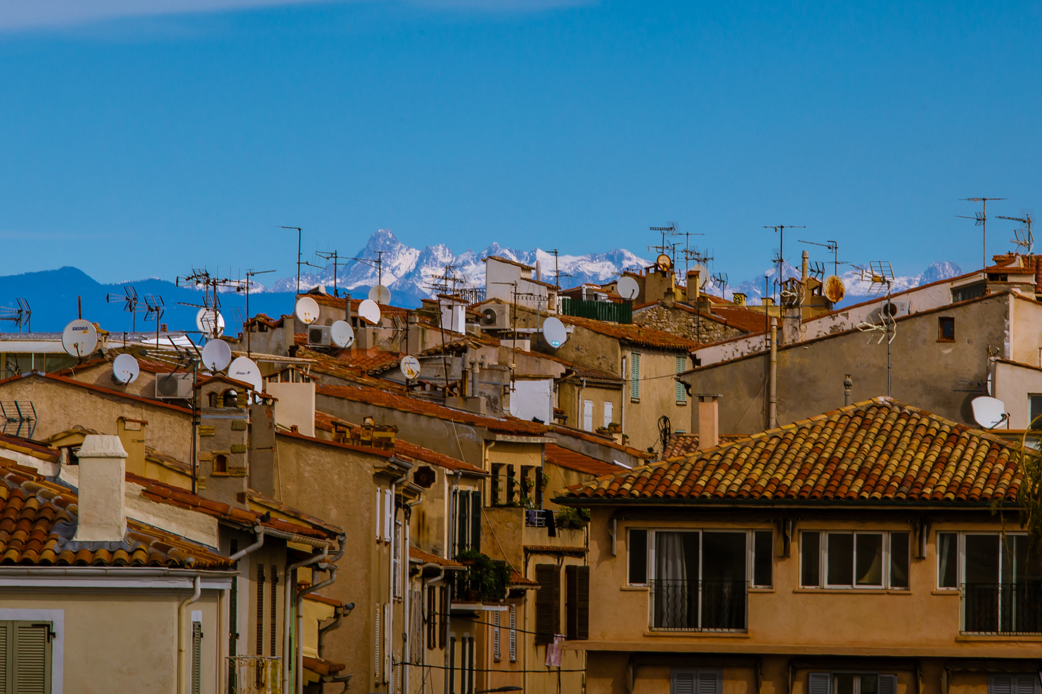 Canon EOS 6D + Tamron SP AF 70-200mm F2.8 Di LD (IF) MACRO sample photo. Antibes rooftops photography