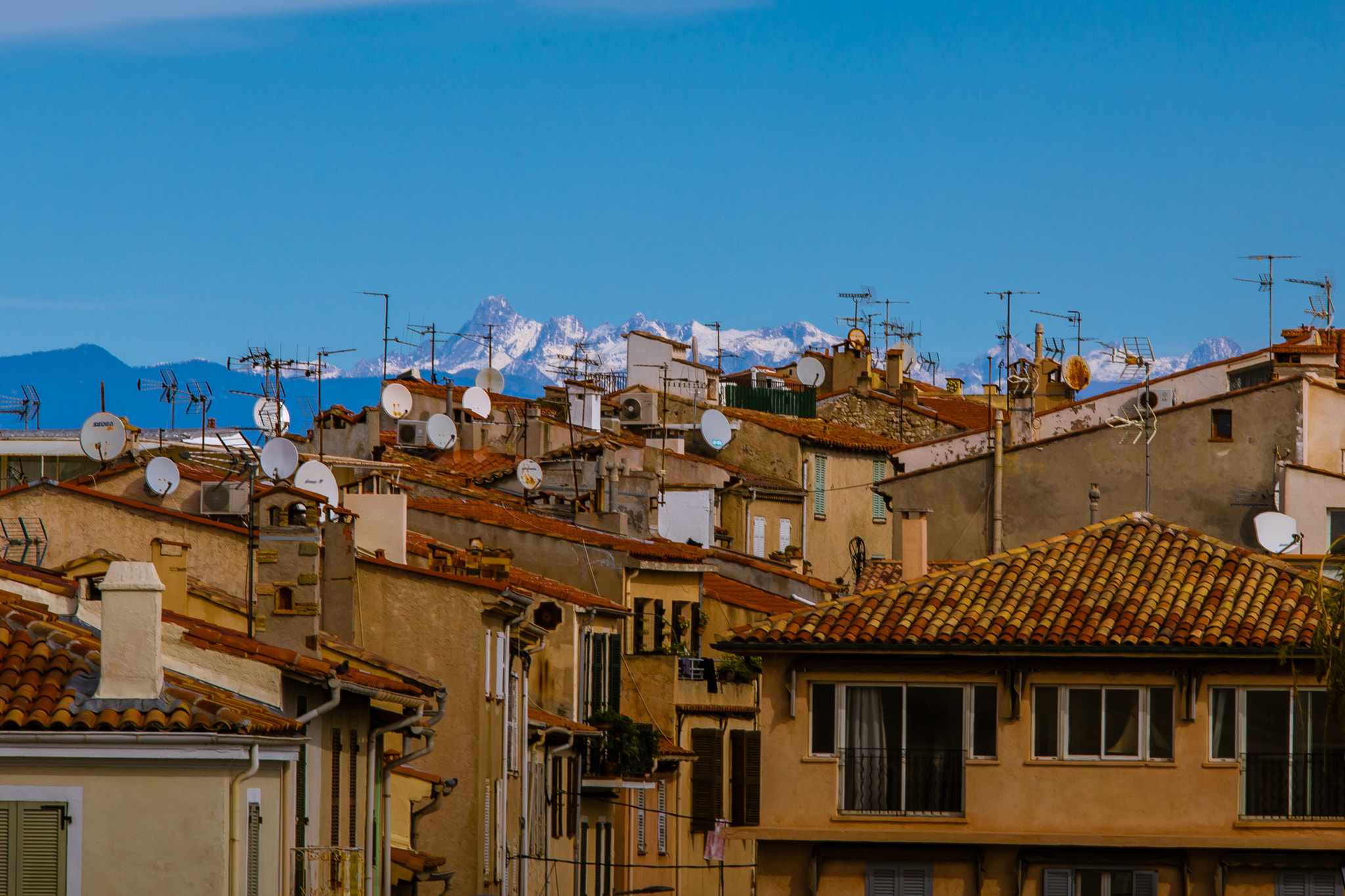 Tamron SP AF 70-200mm F2.8 Di LD (IF) MACRO sample photo. Antibes rooftops photography