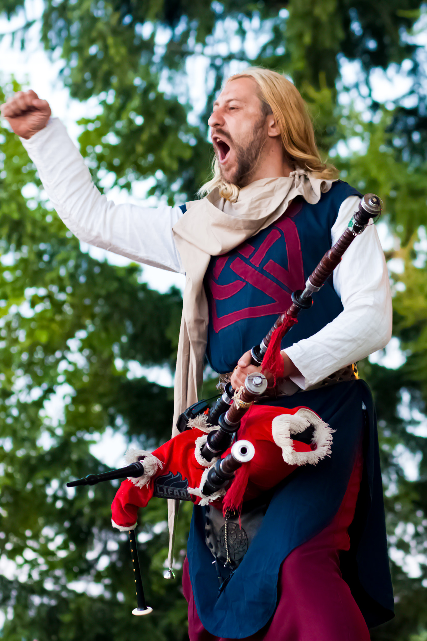 Canon EOS 40D + Canon EF 85mm F1.8 USM sample photo. Fram.  bagpiper photography