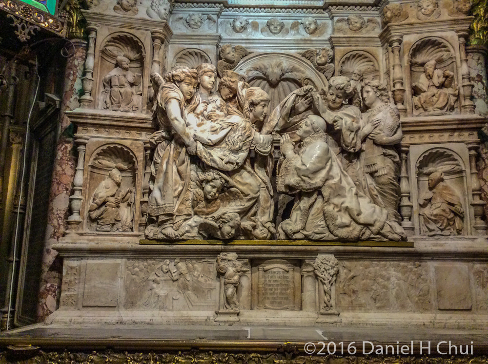 iPad mini 2 back camera 3.3mm f/2.4 sample photo. Statues in the santa iglesia catedral primada de toledo photography
