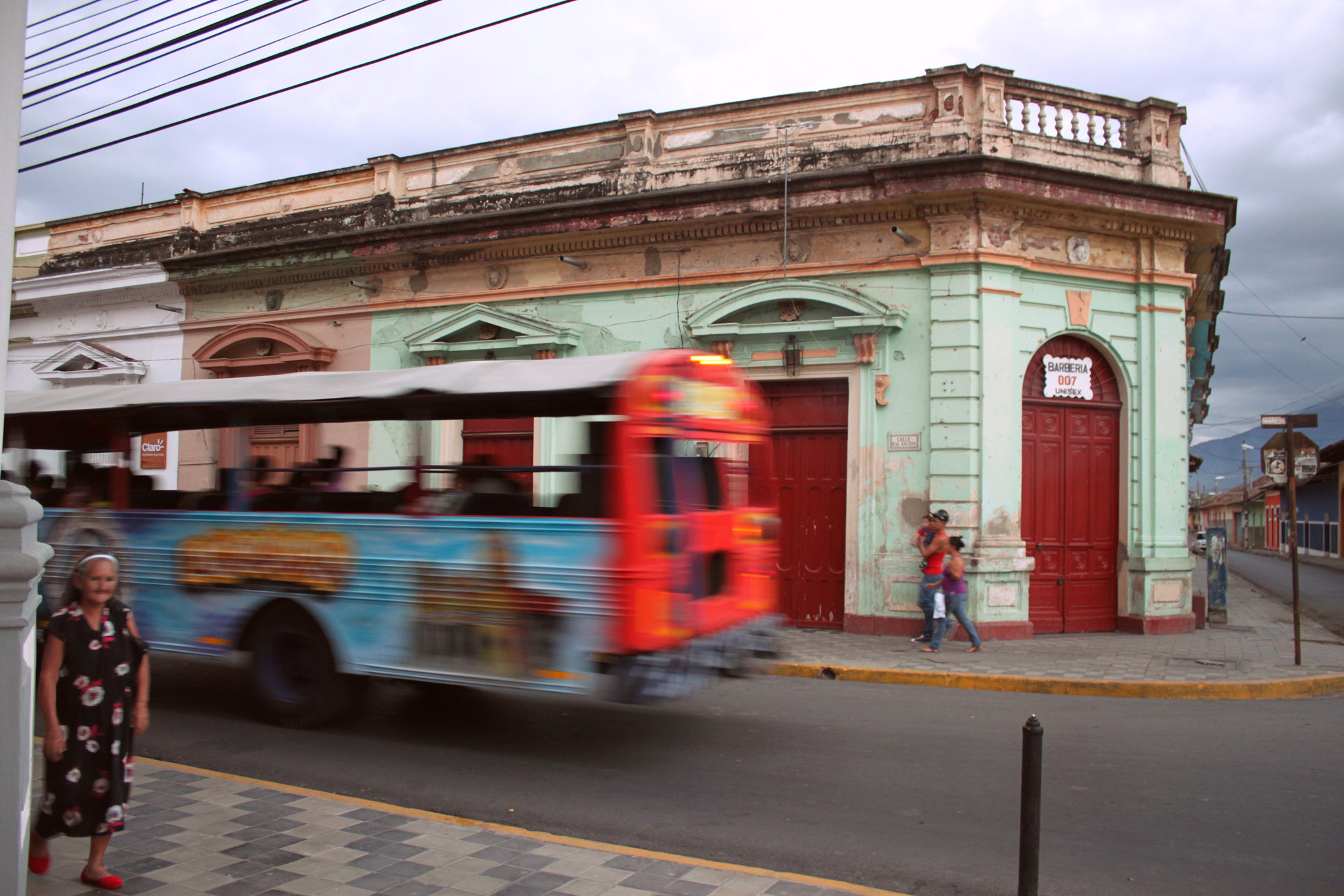 Canon EOS 500D (EOS Rebel T1i / EOS Kiss X3) sample photo. Bus passing in granada photography