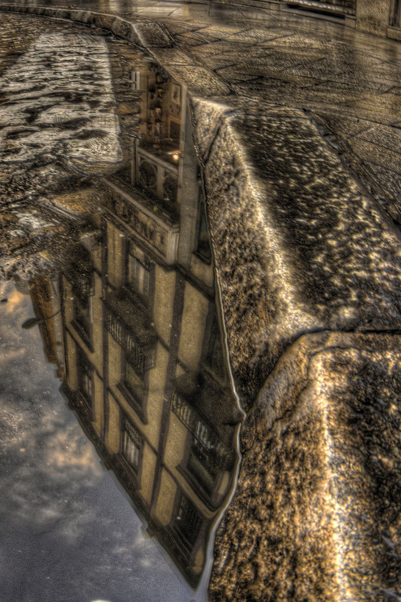 Canon EF 8-15mm F4L Fisheye USM sample photo. Lluvia en sevilla. plaza del salvador. photography