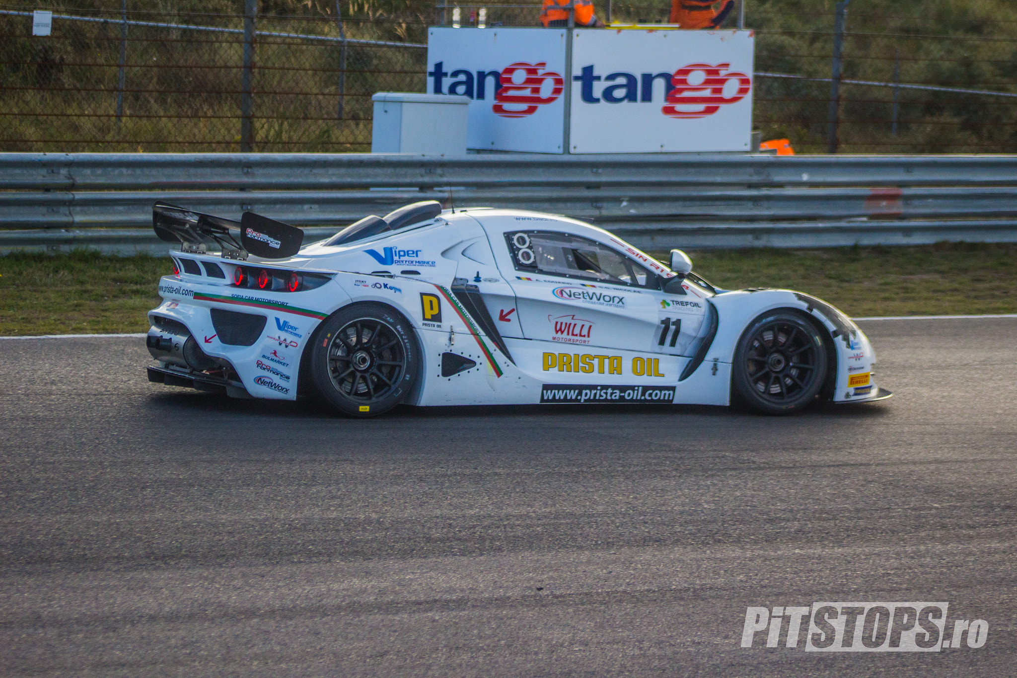 Canon EF 75-300mm f/4-5.6 USM sample photo. Euro gt4 zandvoort race 2 - sin r1 breaks for the chicane photography