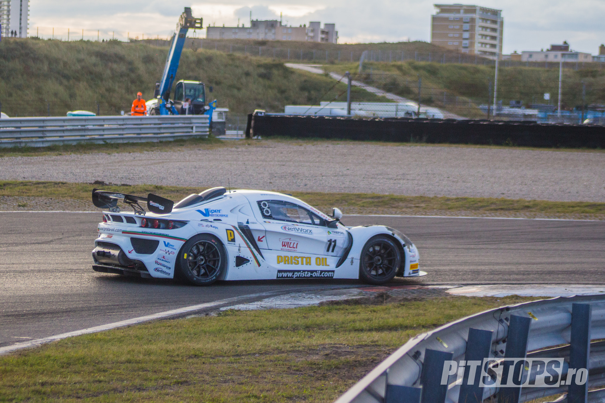 Canon EF 75-300mm f/4-5.6 USM sample photo. Euro gt4 zandvoort race 2 - sin r1 avoids kerbs photography