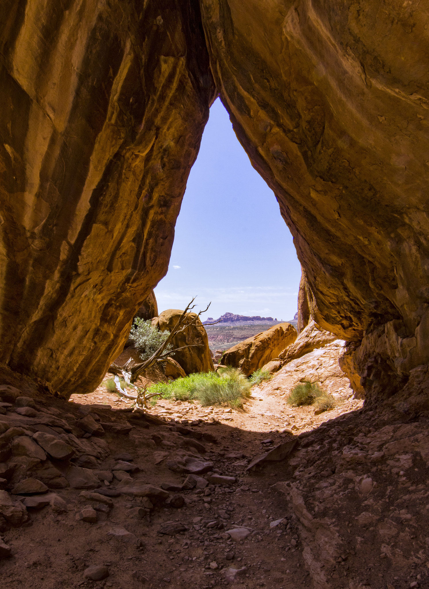 Canon EF 14mm F2.8L II USM sample photo. Window view in arches photography