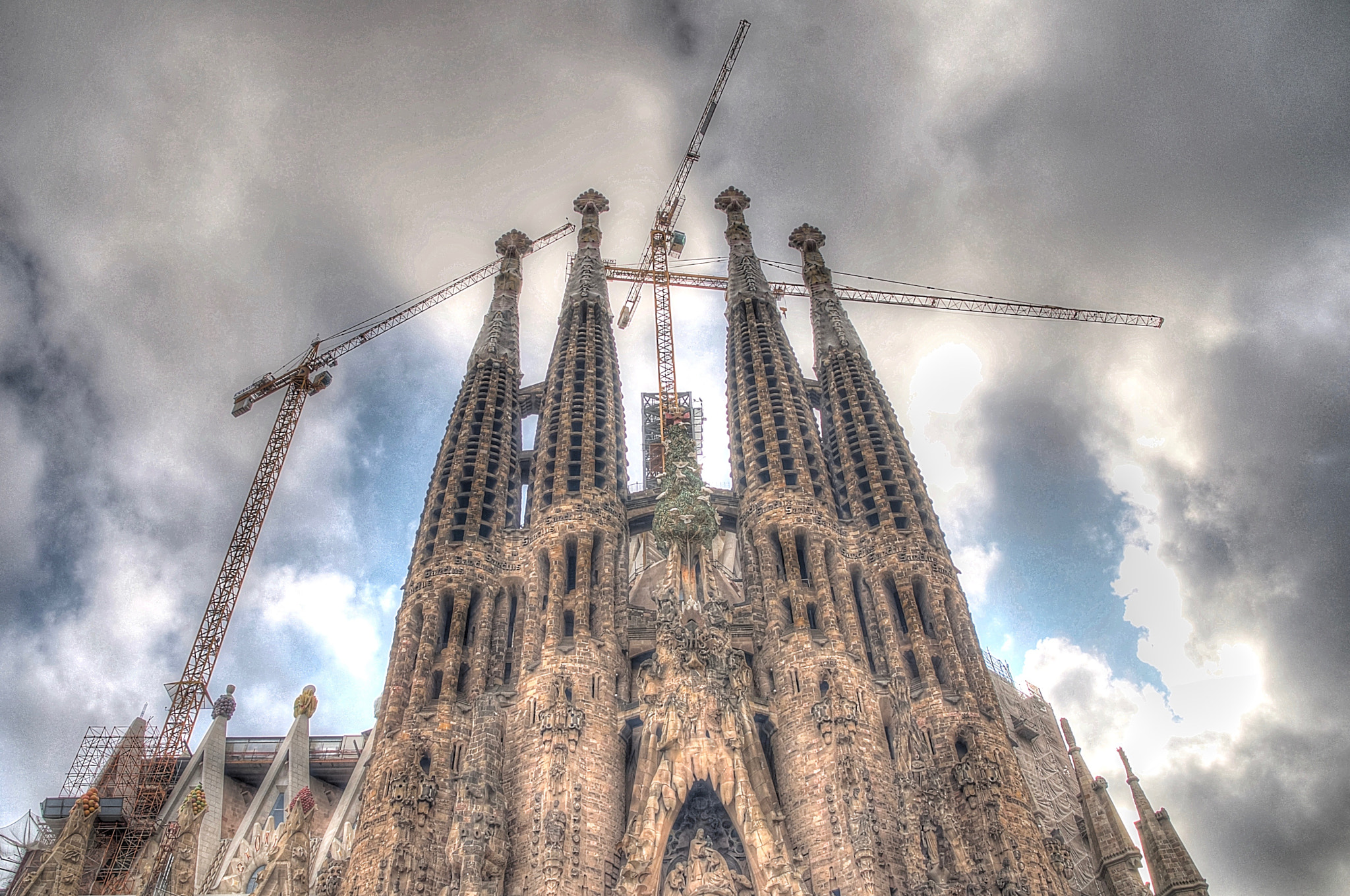 Nikon D90 + Sigma 17-70mm F2.8-4.5 DC Macro Asp. IF sample photo. La sagrada familia, barcelona photography