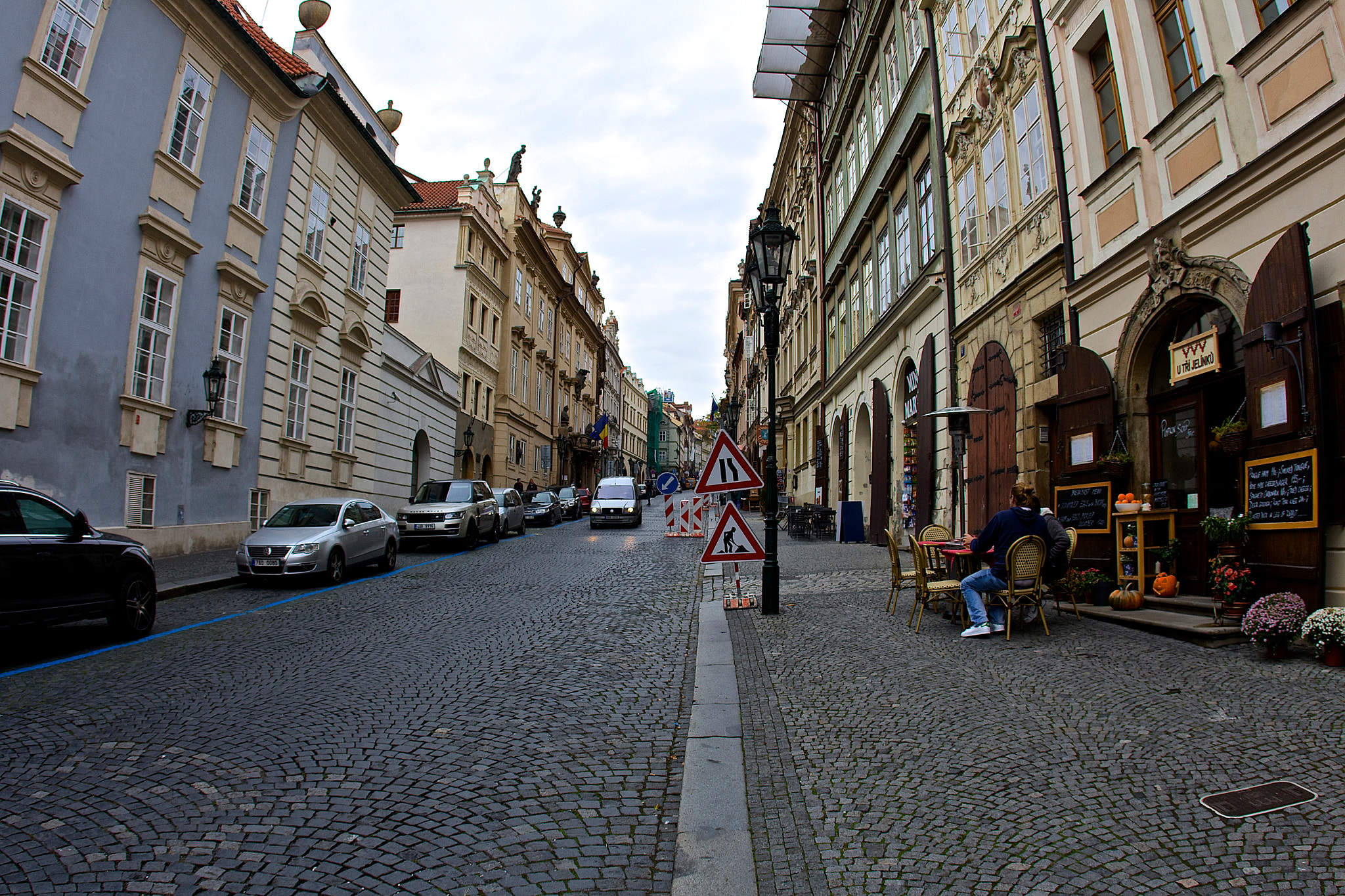 Canon EOS 700D (EOS Rebel T5i / EOS Kiss X7i) + Canon EF 15mm F2.8 Fisheye sample photo. An old street photography