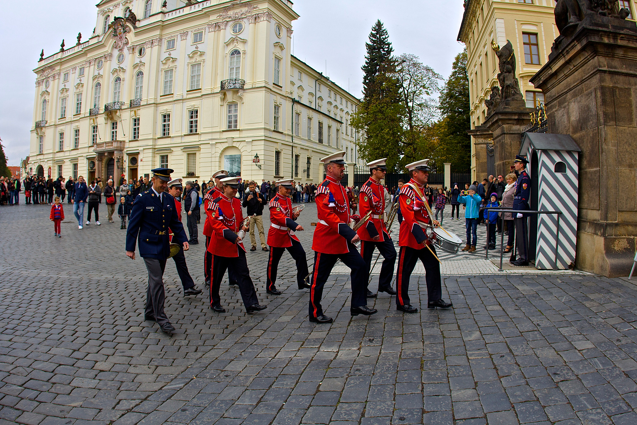 Canon EOS 700D (EOS Rebel T5i / EOS Kiss X7i) + Canon EF 15mm F2.8 Fisheye sample photo. Prague guards photography