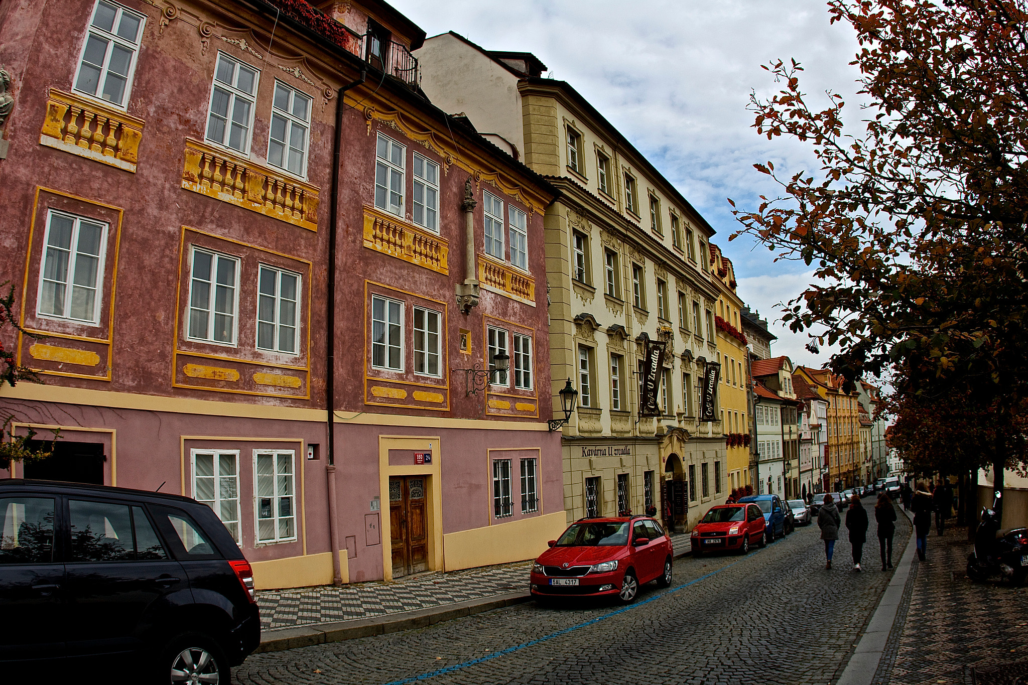 Canon EOS 700D (EOS Rebel T5i / EOS Kiss X7i) + Canon EF 15mm F2.8 Fisheye sample photo. The houses photography