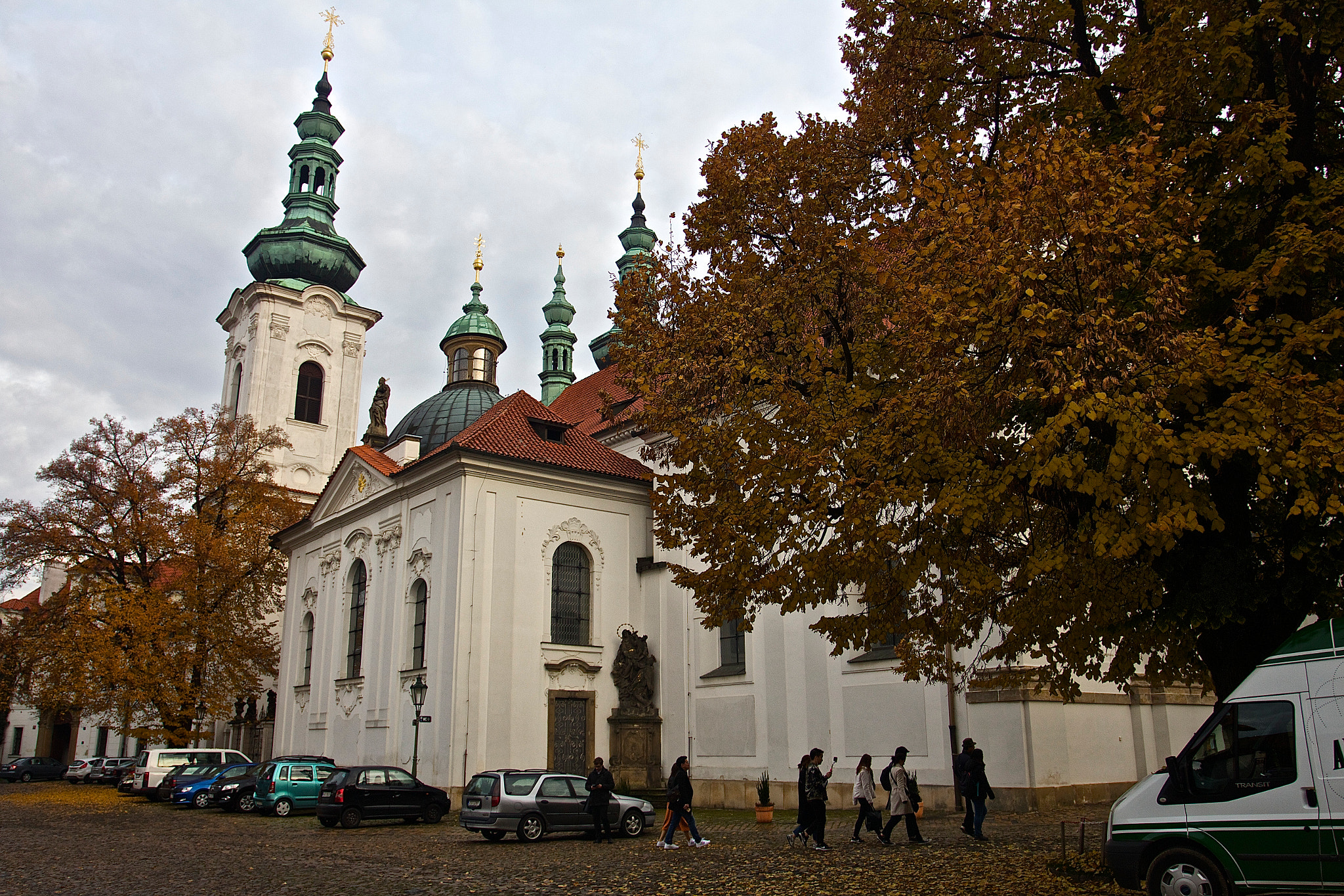 Canon EOS 700D (EOS Rebel T5i / EOS Kiss X7i) + Canon EF 17-40mm F4L USM sample photo. A church photography