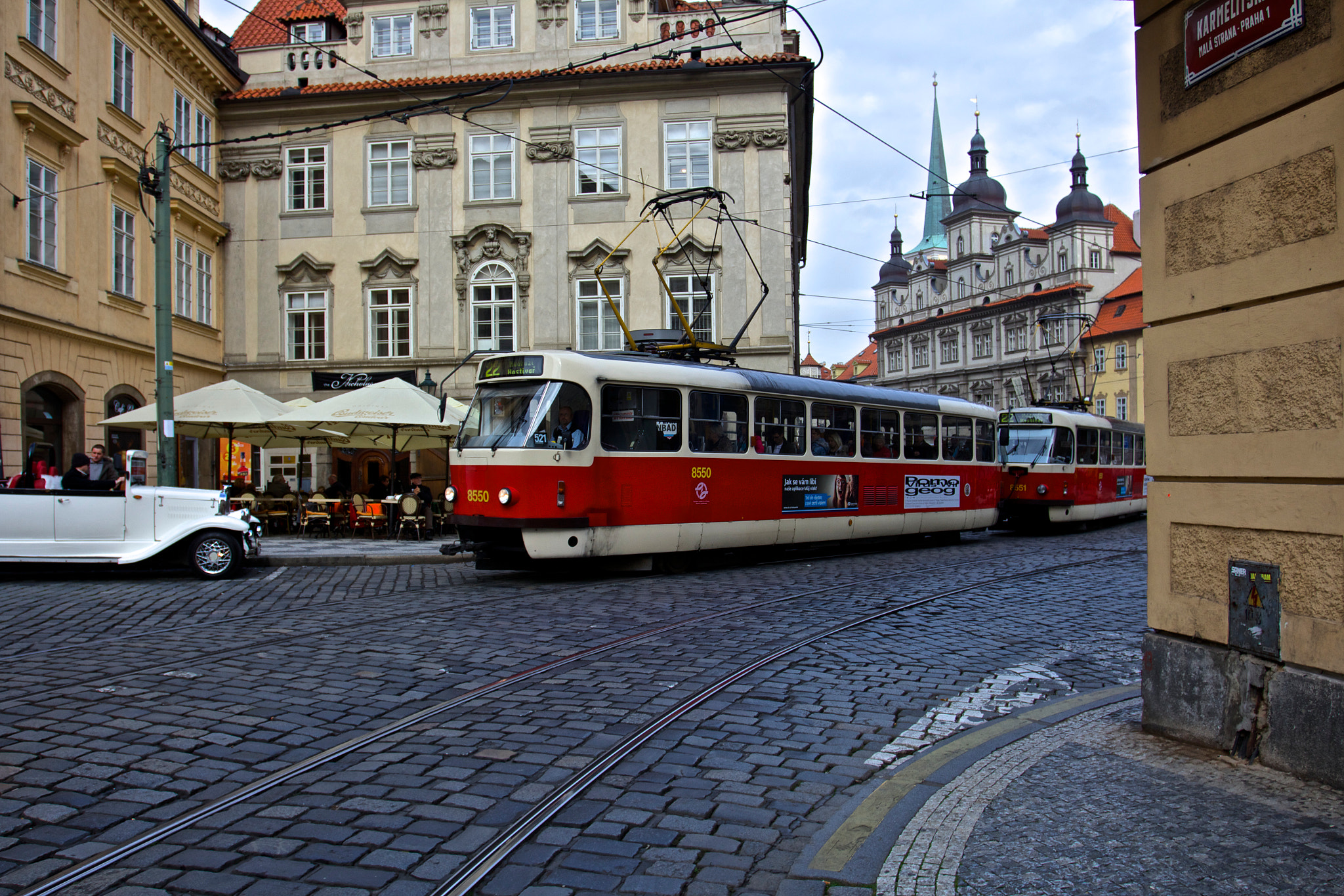 Canon EOS 700D (EOS Rebel T5i / EOS Kiss X7i) + Canon EF 17-40mm F4L USM sample photo. Red tram photography