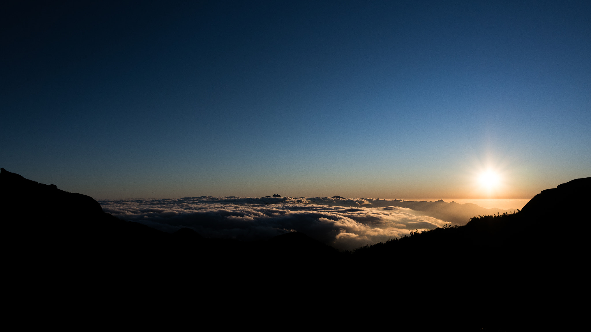 Samsung NX1000 + Samsung NX 16mm F2.4 Pancake sample photo. Nothing but the sound of the wind. photography