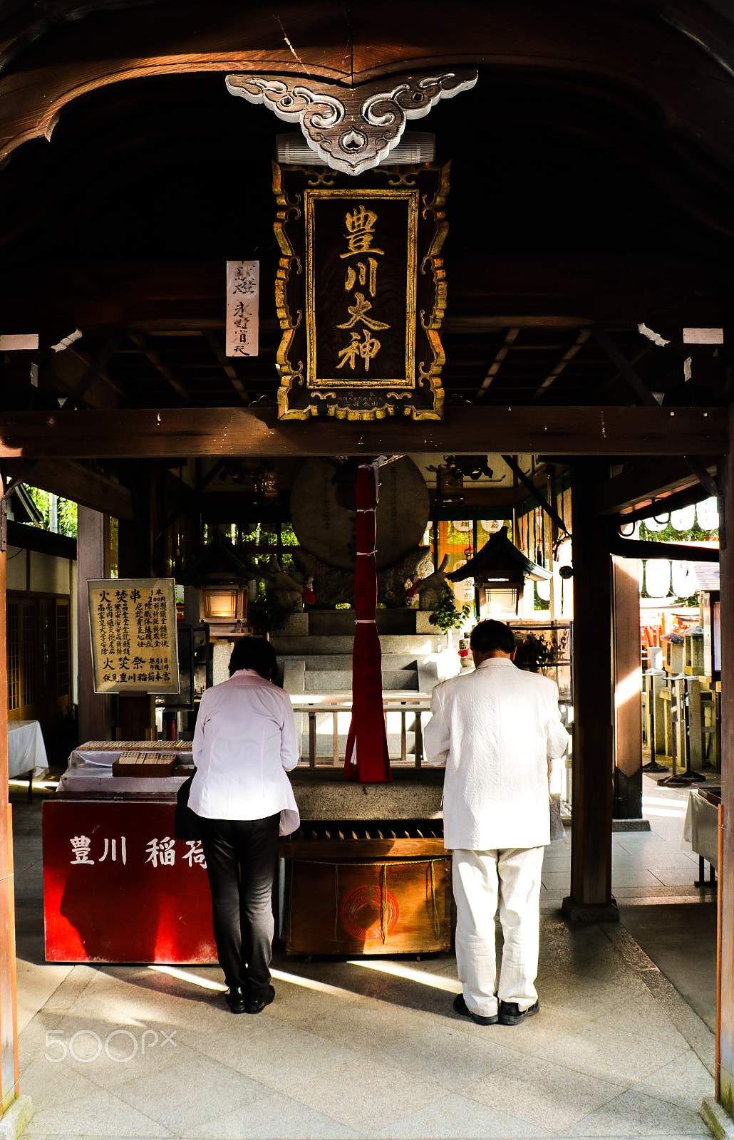 Canon EOS 760D (EOS Rebel T6s / EOS 8000D) sample photo. Praying at temples photography