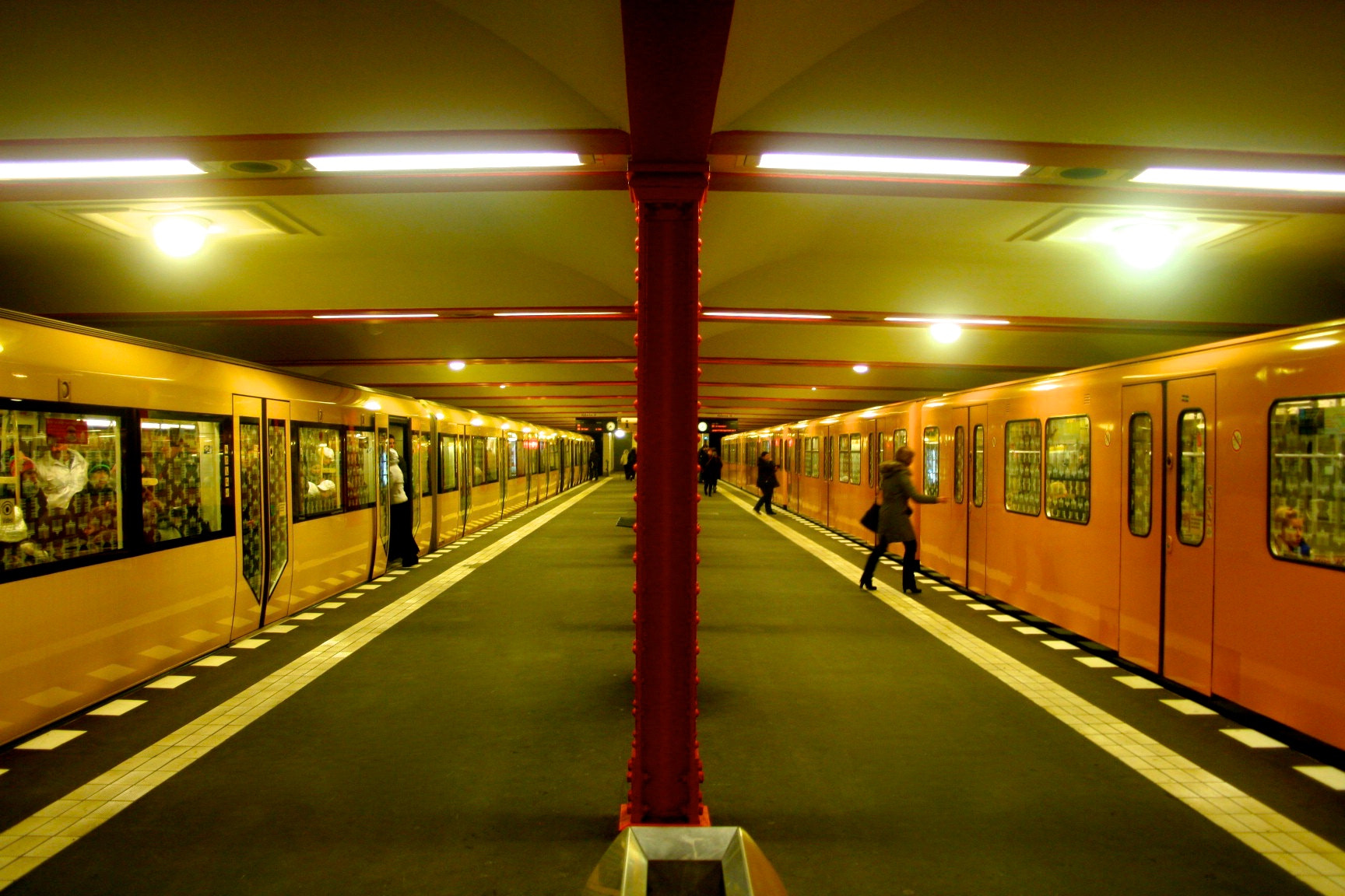 Canon EOS 350D (EOS Digital Rebel XT / EOS Kiss Digital N) sample photo. Late night berlin subway photography