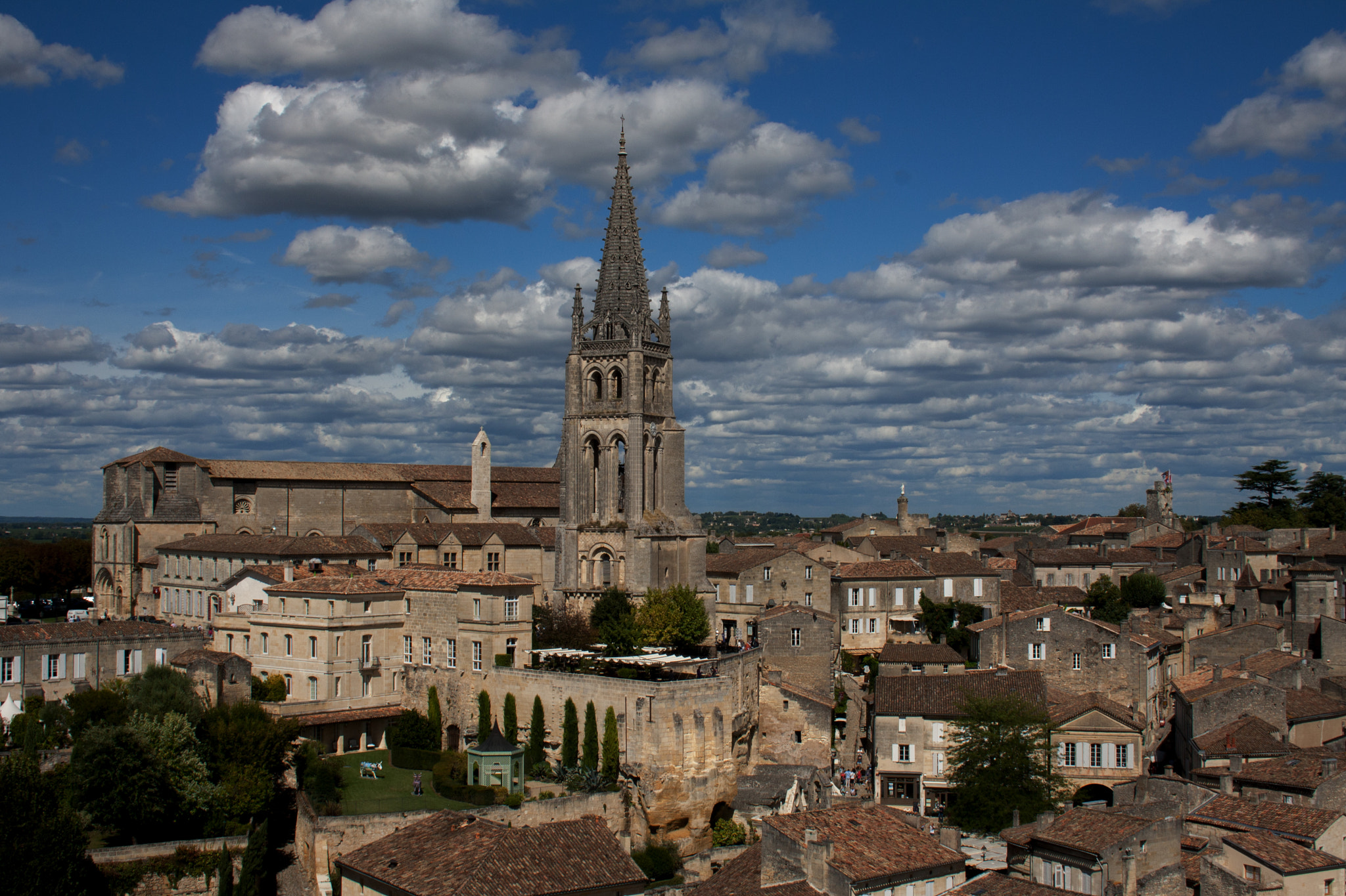Canon EOS 1000D (EOS Digital Rebel XS / EOS Kiss F) sample photo. St-Émilion france photography