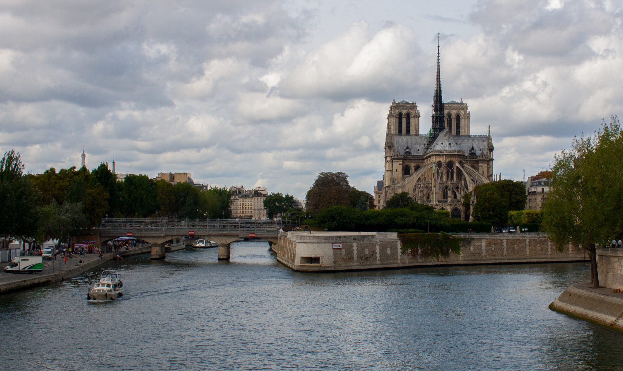 Canon EOS 1000D (EOS Digital Rebel XS / EOS Kiss F) sample photo. Notre dame cathedral photography