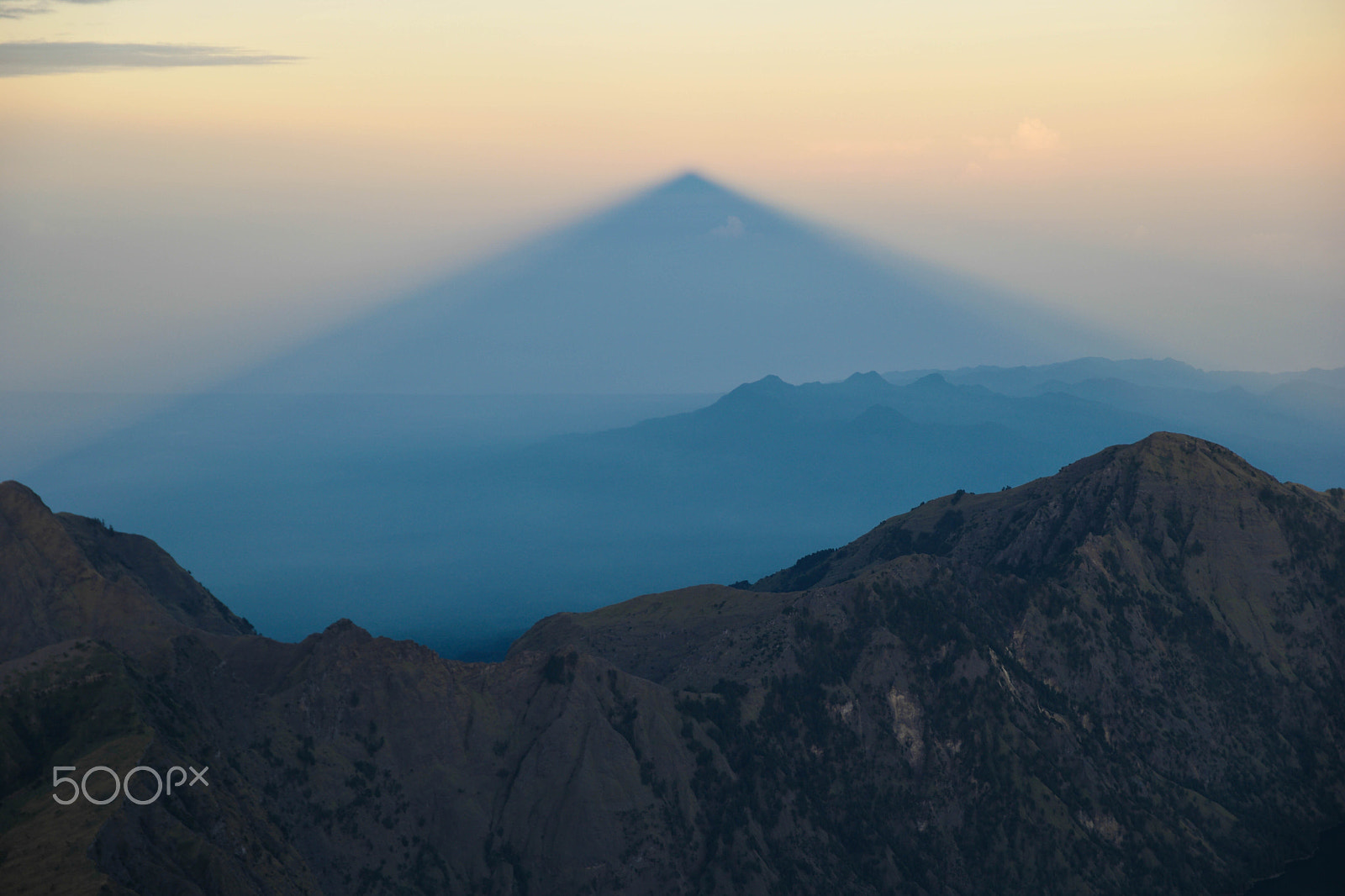 Saumsun NX 16-50mm F2-2.8 S ED OIS sample photo. Mt. rinjani's sunrise shadow photography