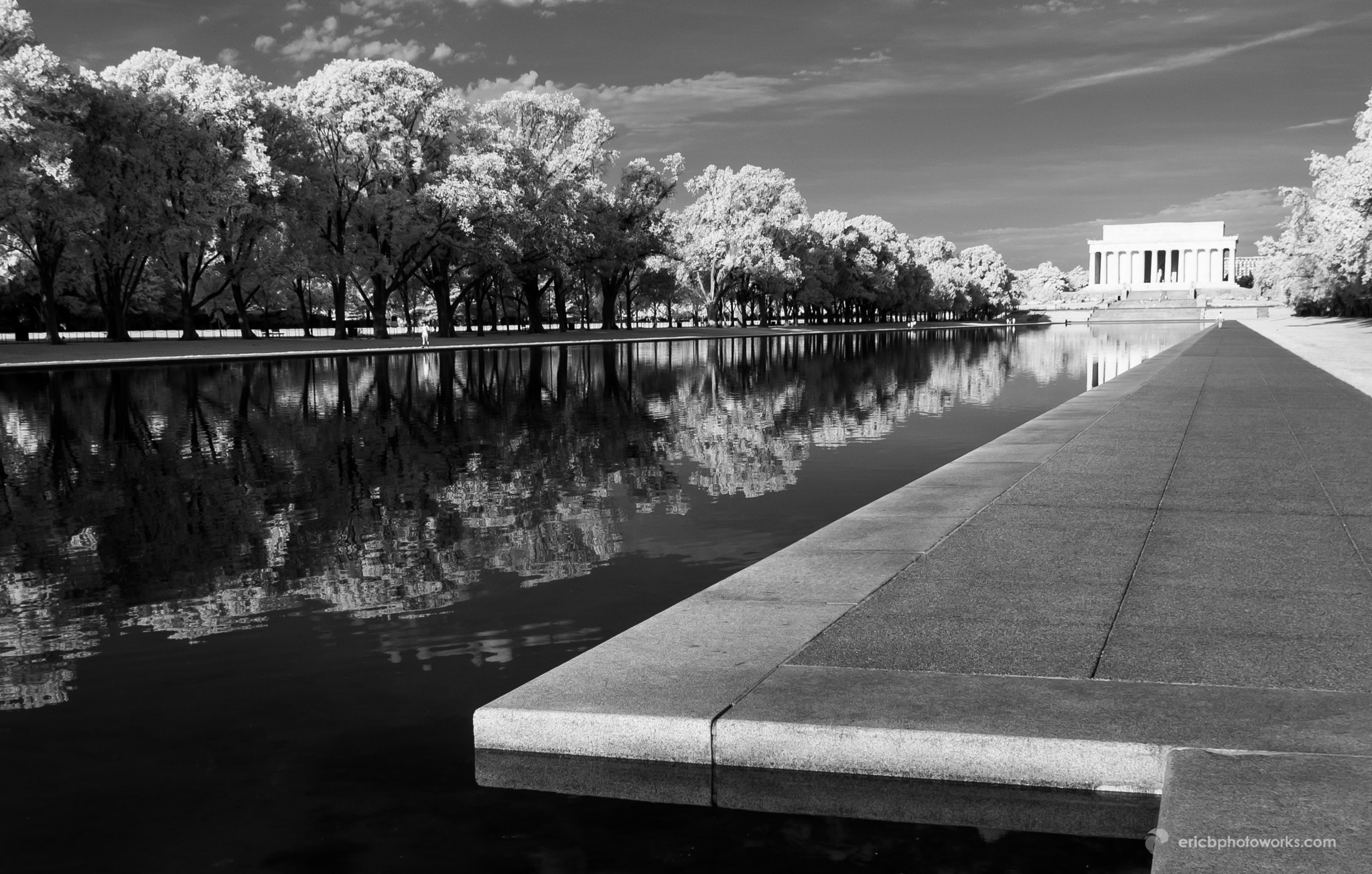 Sony Alpha NEX-5N + Sigma 19mm F2.8 EX DN sample photo. Lincoln memorial in infrared photography