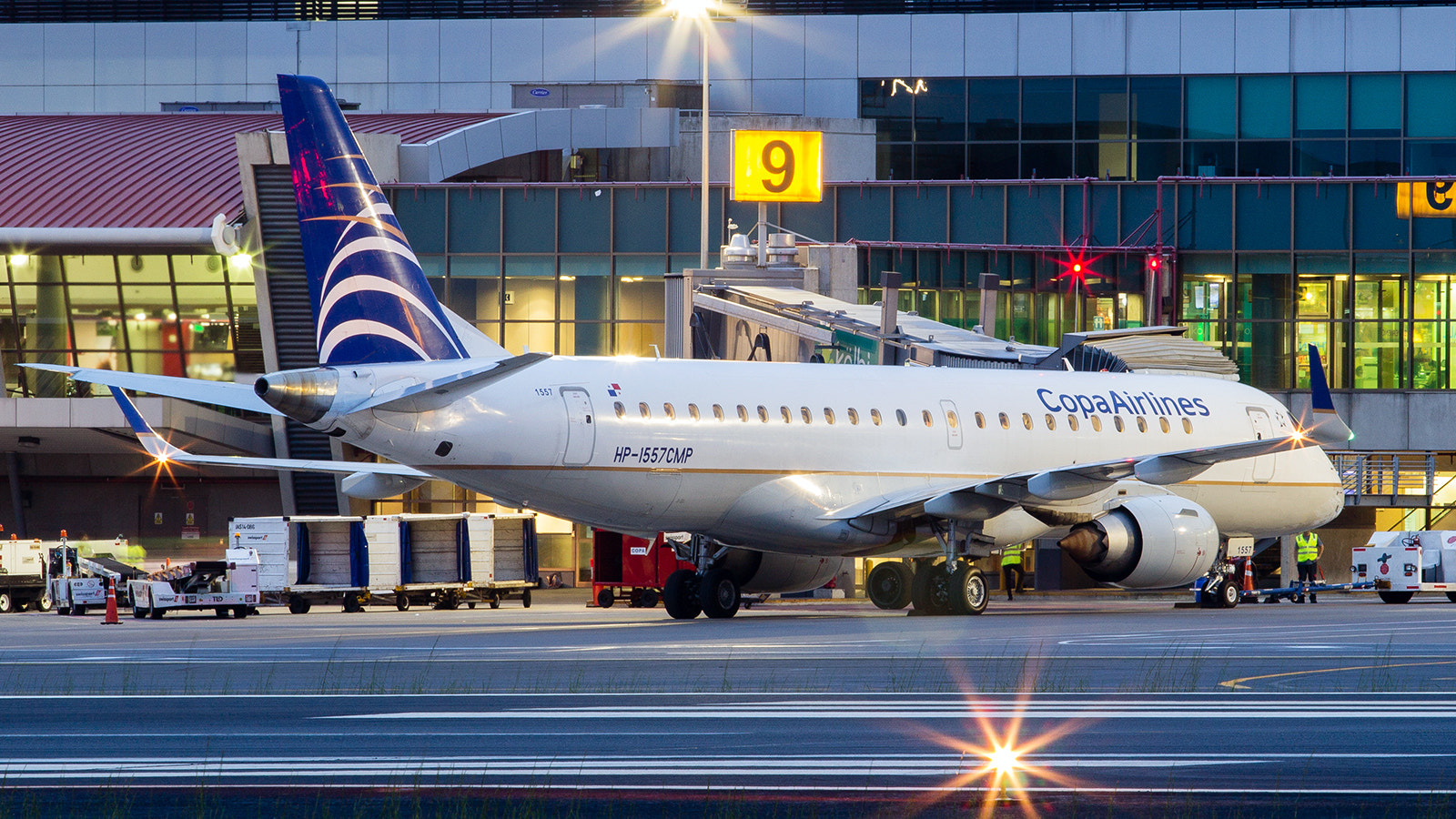 Canon EOS 600D (Rebel EOS T3i / EOS Kiss X5) + Canon EF 70-200mm F4L USM sample photo. Copa's embraer 190 at night photography