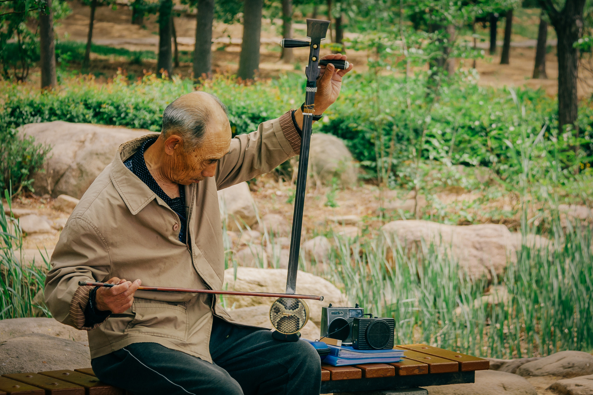 Canon EF-S 18-200mm F3.5-5.6 IS sample photo. He acted as if nobody was around photography