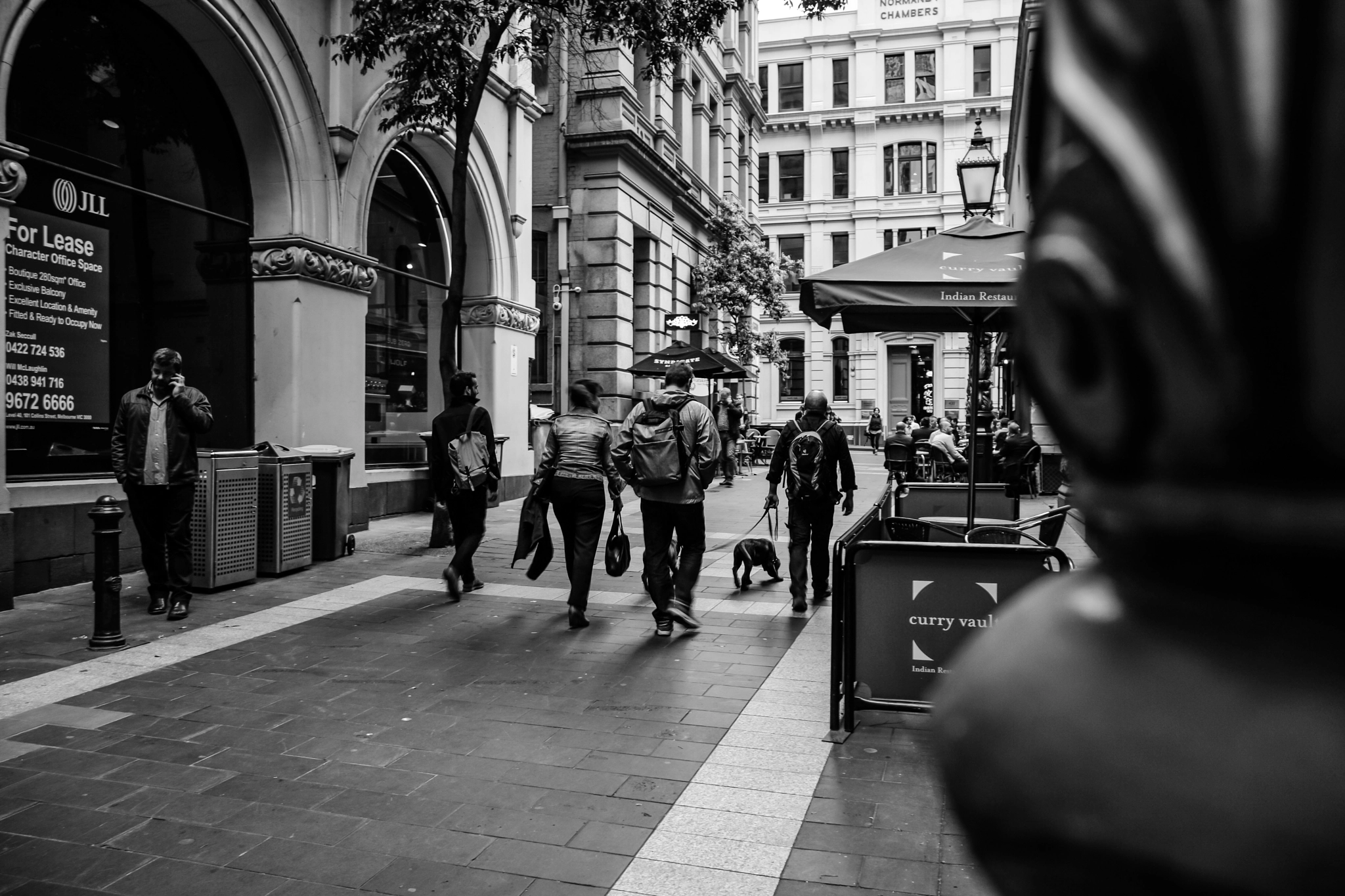 Summilux-M 1:1.4/28 ASPH. sample photo. Hanging out with friends on friday evening photography