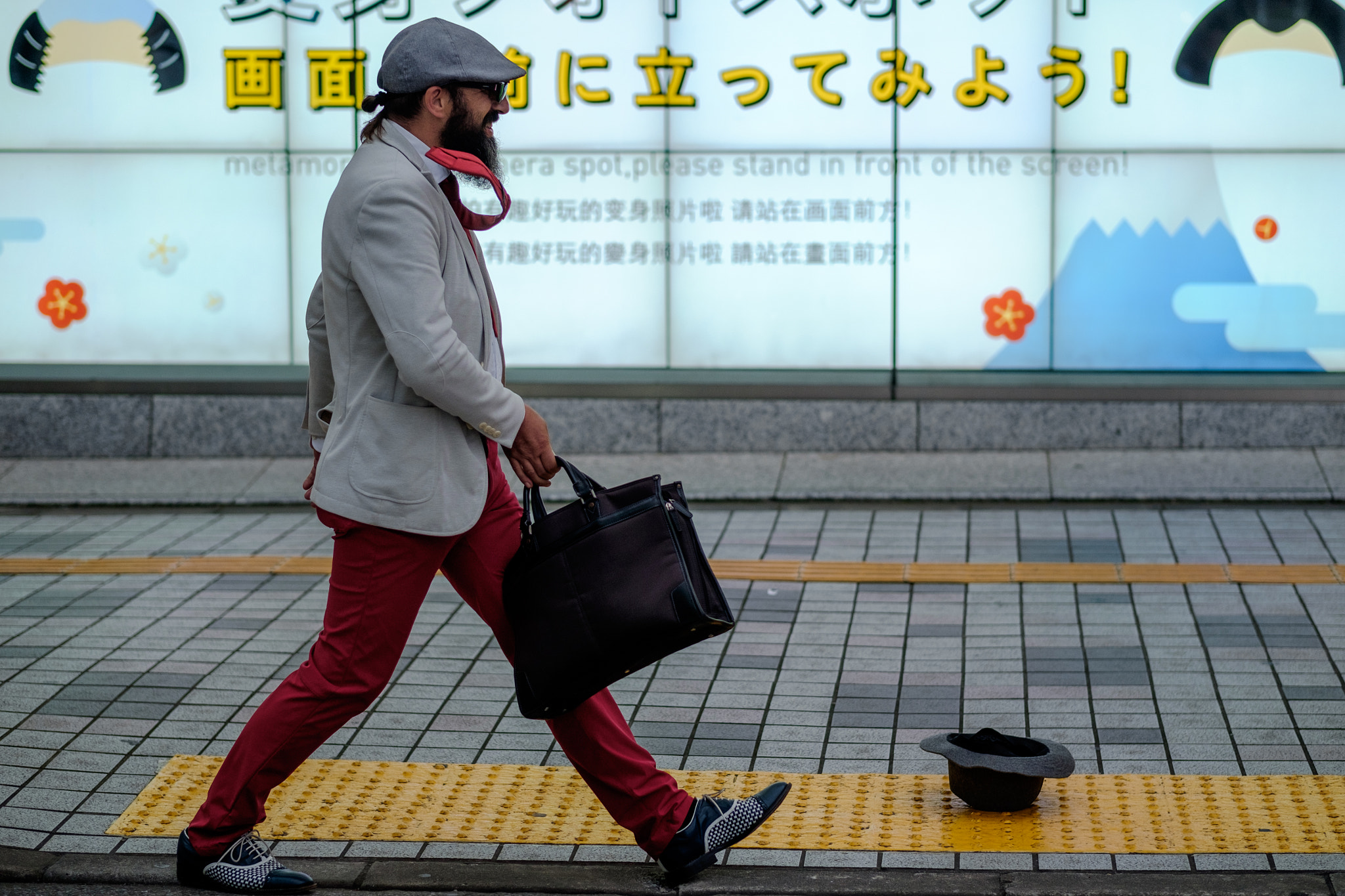 Fujifilm X-T1 + Fujifilm XF 56mm F1.2 R APD sample photo. Street artist photography