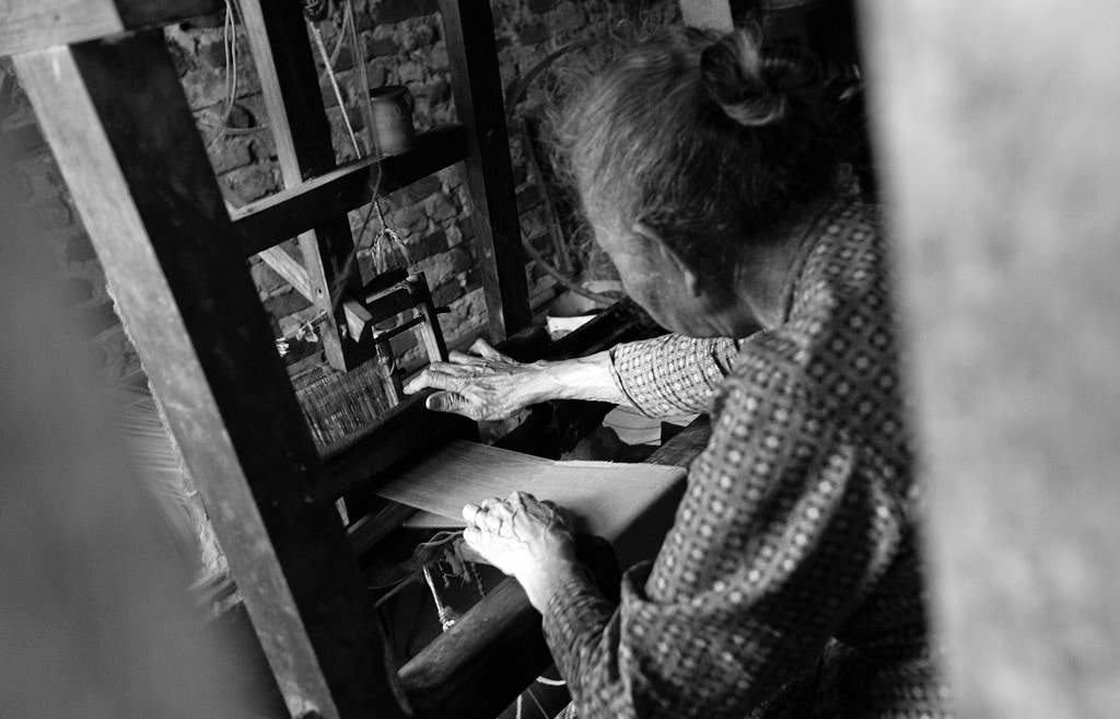Sony Alpha DSLR-A900 + Sony Vario-Sonnar T* 16-35mm F2.8 ZA SSM sample photo. Traditional weaver was still keeping up with tradition. photo taken in jogjakarta in 2013 photography