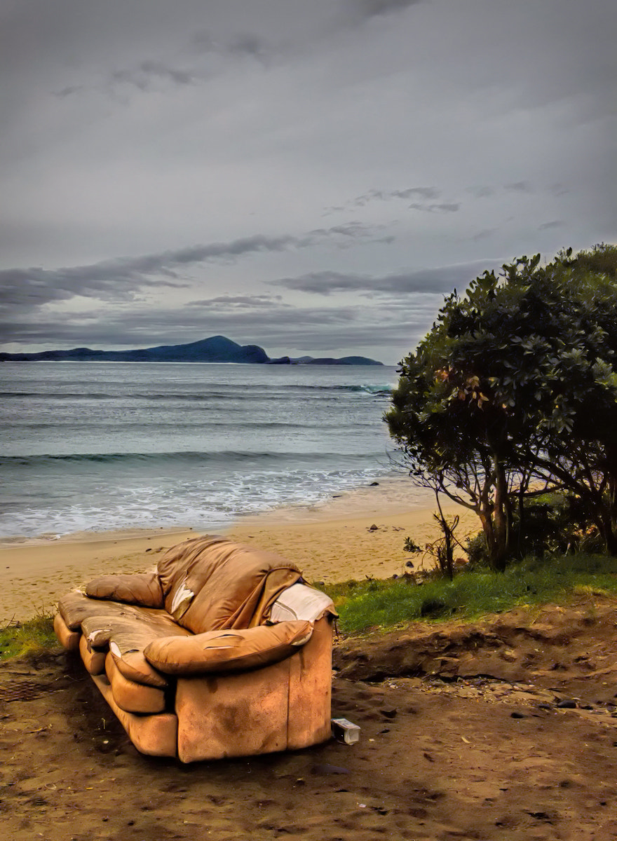 Tamron AF 19-35mm f/3.5-4.5 (A10) sample photo. The old couch and the sea seal rocks photography