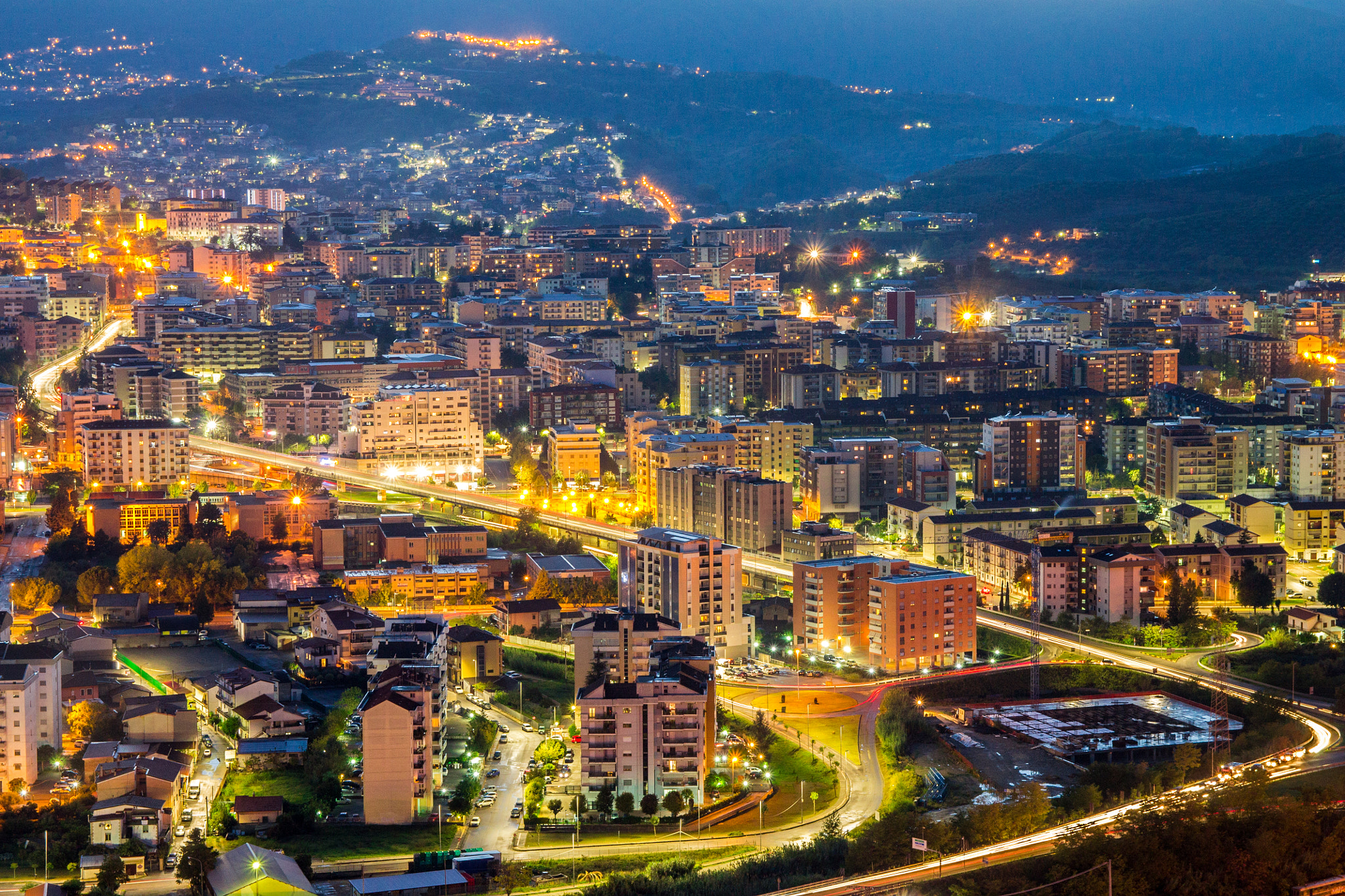 Canon EF-S 17-55mm F2.8 IS USM sample photo. Cosenza night photography