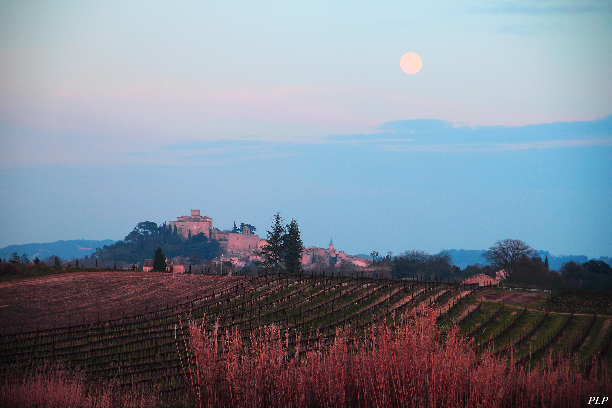 Canon EF-S 18-135mm F3.5-5.6 IS sample photo. Ansouis, village du luberon photography