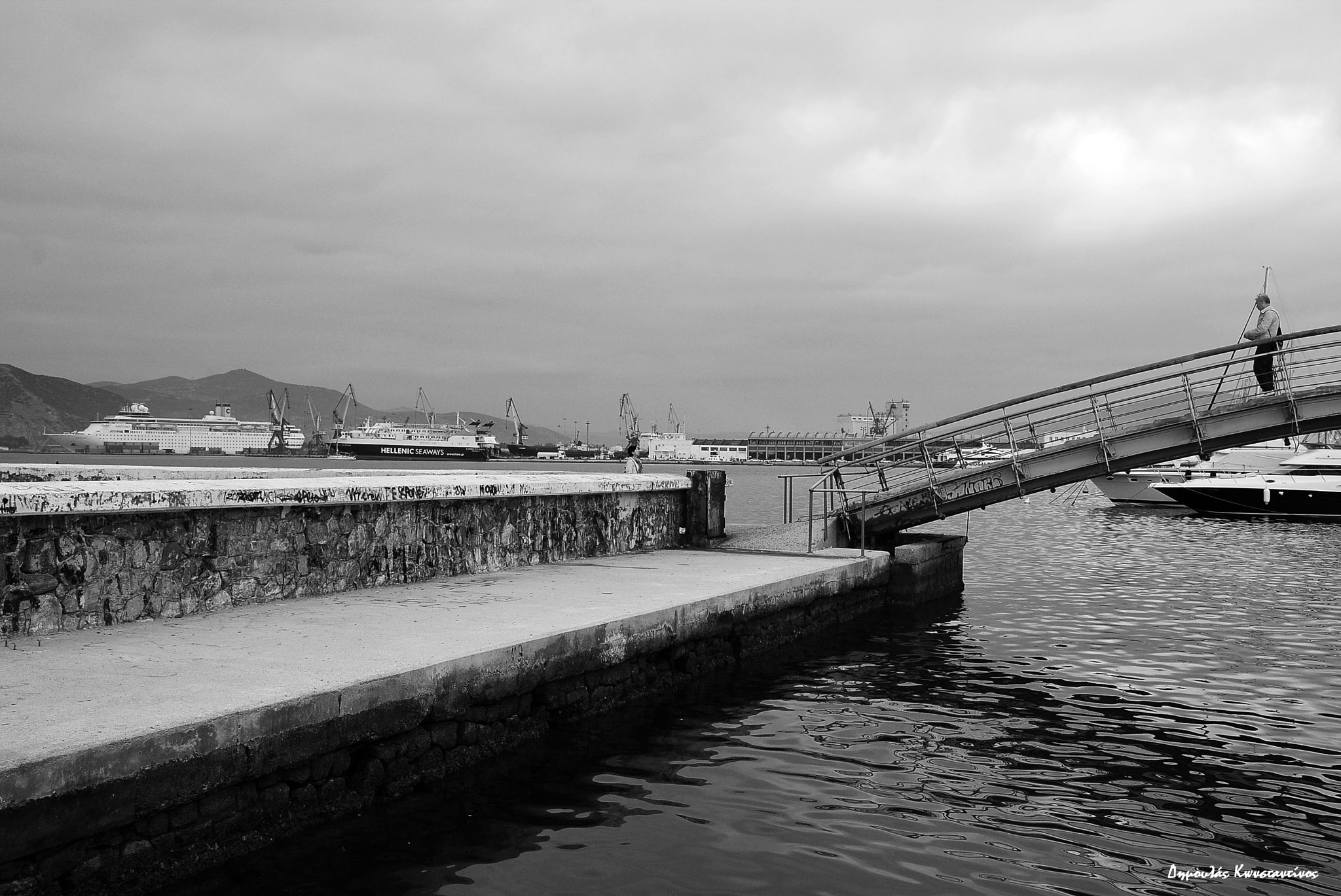 AF Zoom-Nikkor 24-120mm f/3.5-5.6D IF sample photo. B/w photography