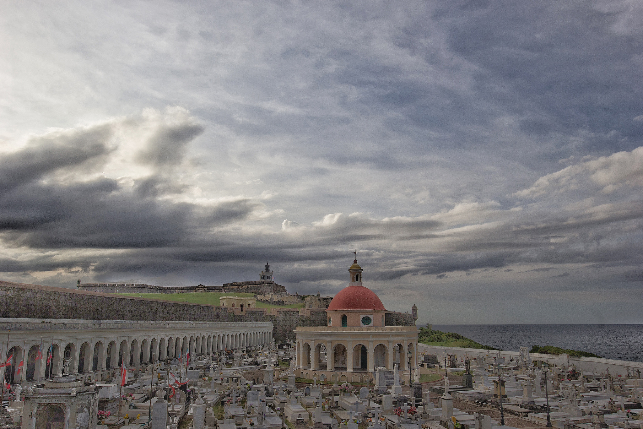 Canon EF 16-35mm F4L IS USM sample photo. Cementerio santa maría magdalena de pazzis, al fondo, castillo san felipe del morro. photography