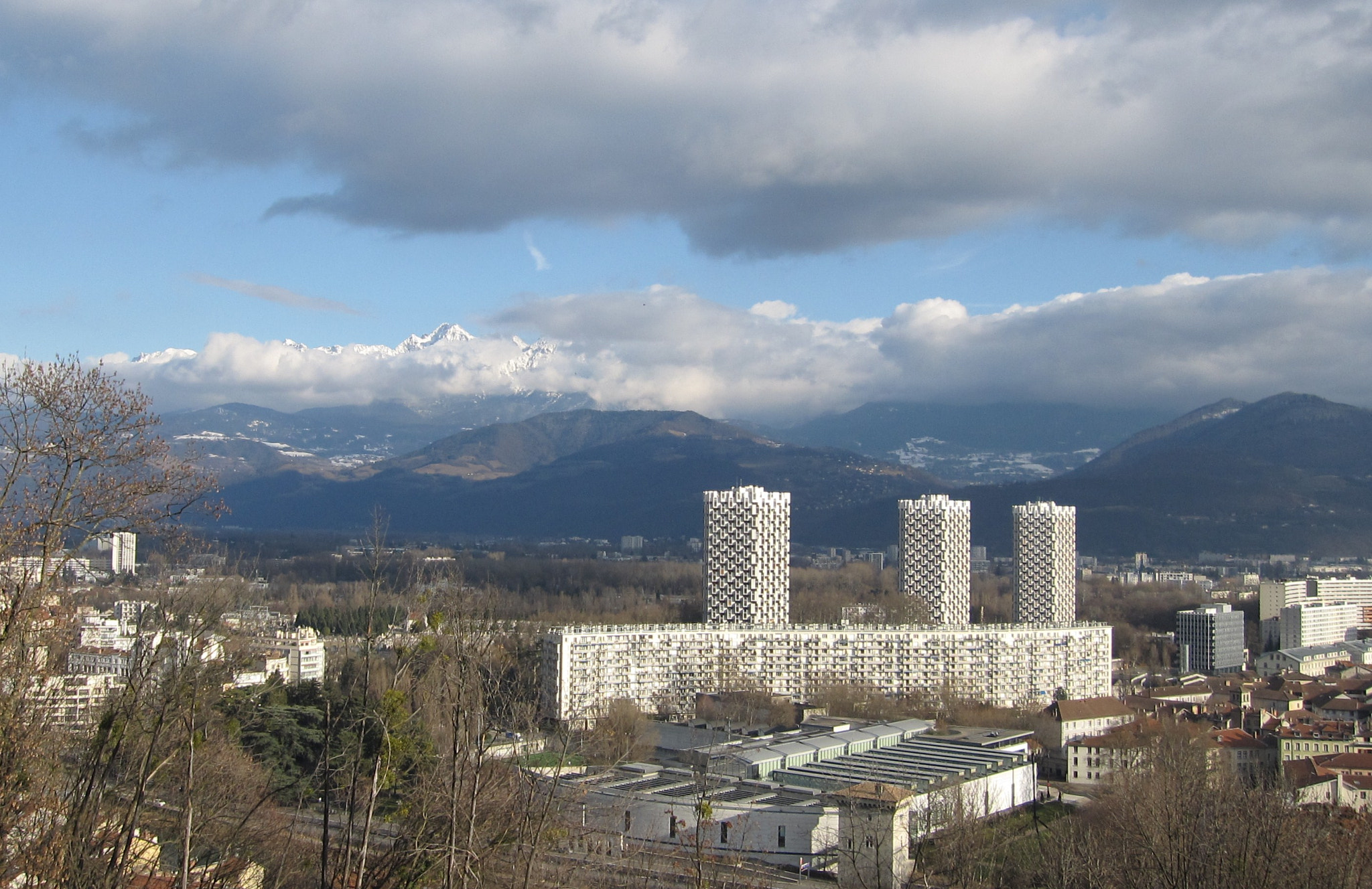 Canon PowerShot SD880 IS (Digital IXUS 870 IS / IXY Digital 920 IS) sample photo. Belledonne et les tours photography