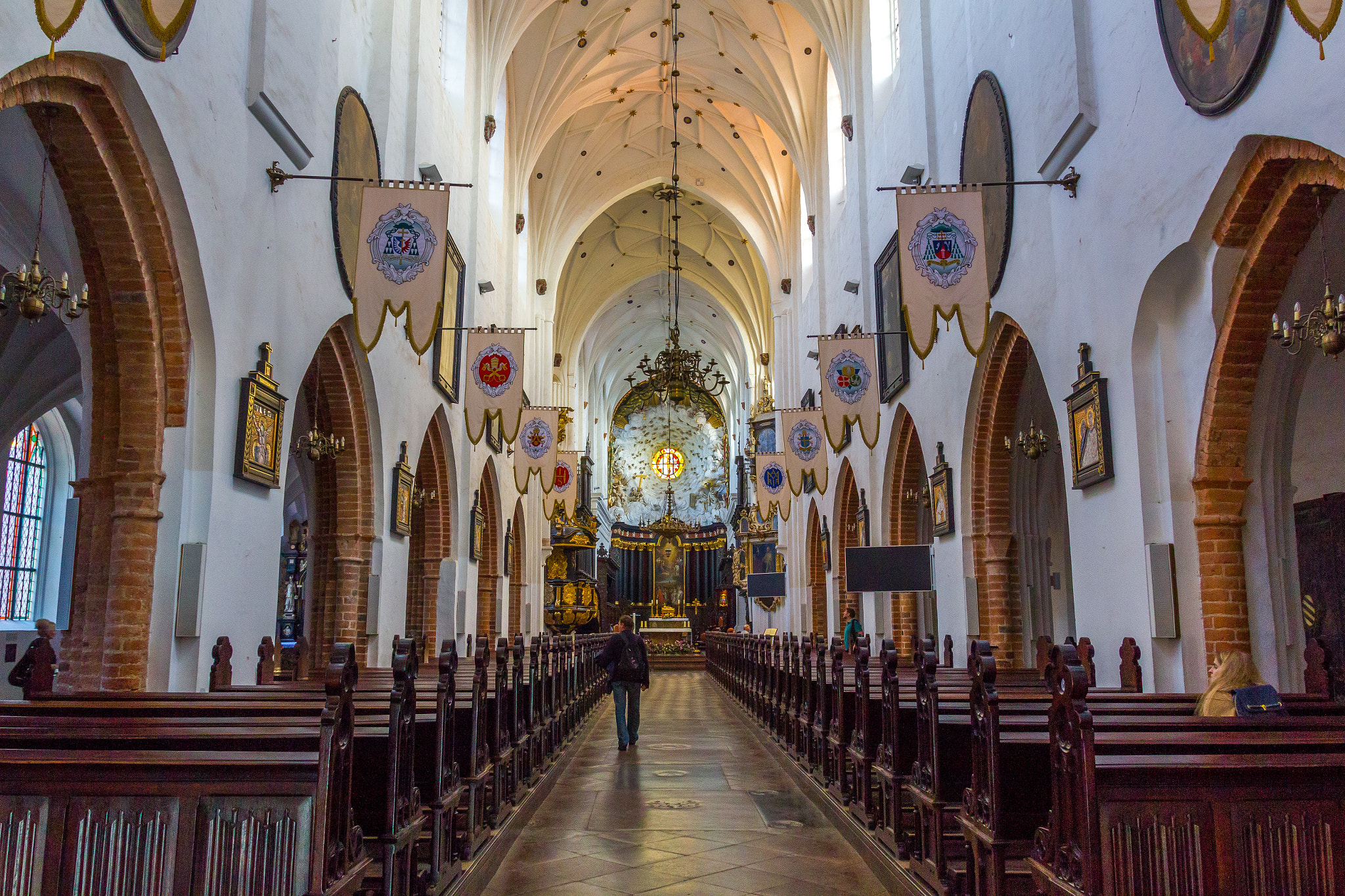Canon EOS 550D (EOS Rebel T2i / EOS Kiss X4) sample photo. Inside a cathedral photography
