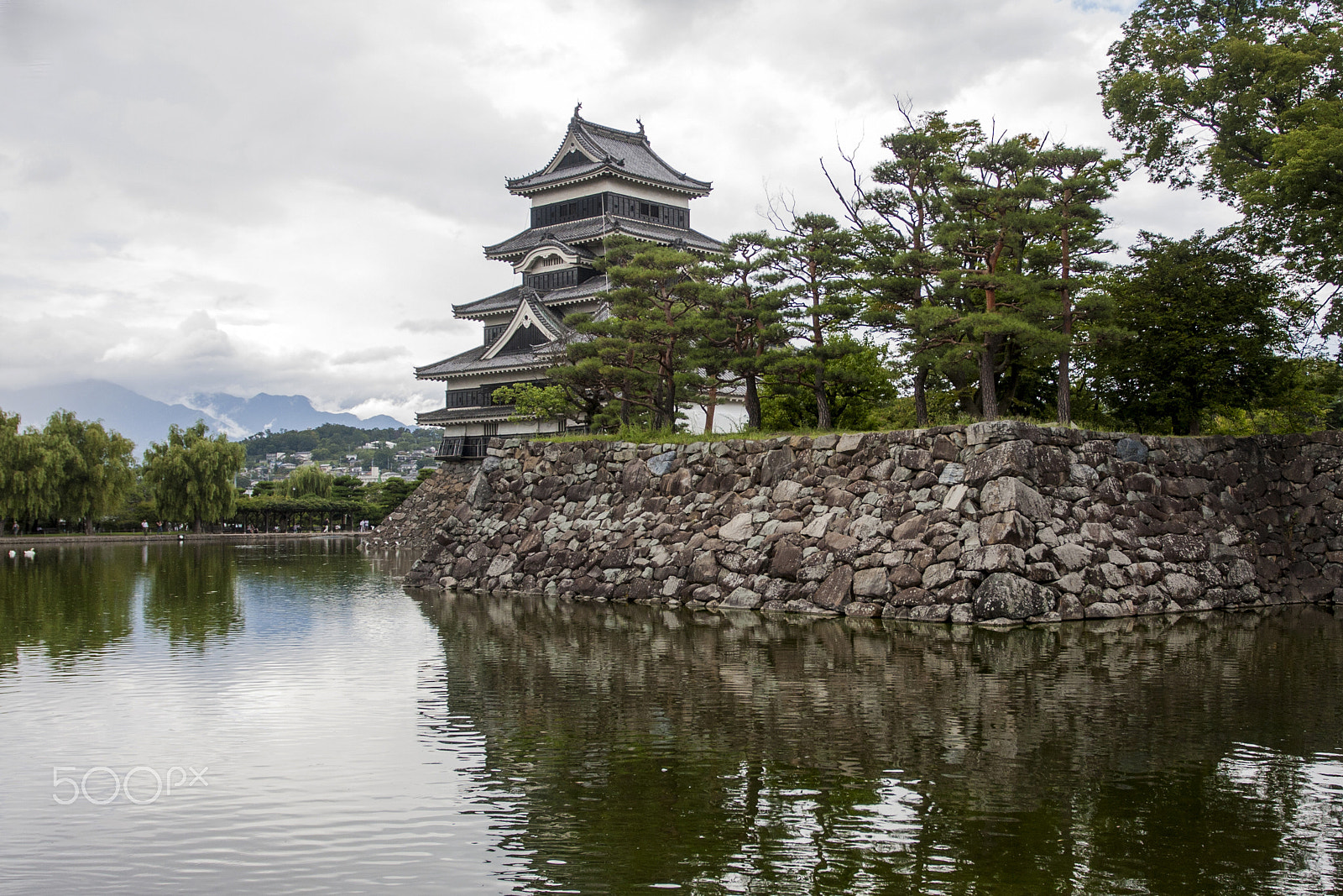 Canon EOS 40D + Canon EF 17-40mm F4L USM sample photo. Matsumoto castle photography