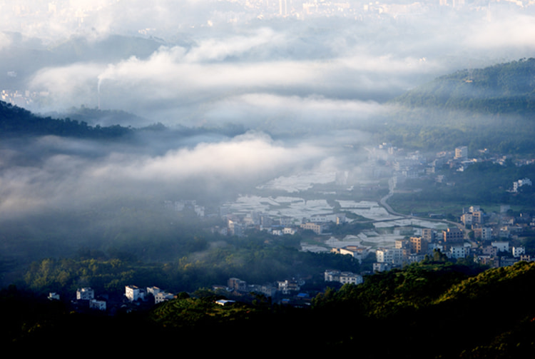 Nikon D200 + Nikon AF-S Nikkor 70-300mm F4.5-5.6G VR sample photo. The small village photography