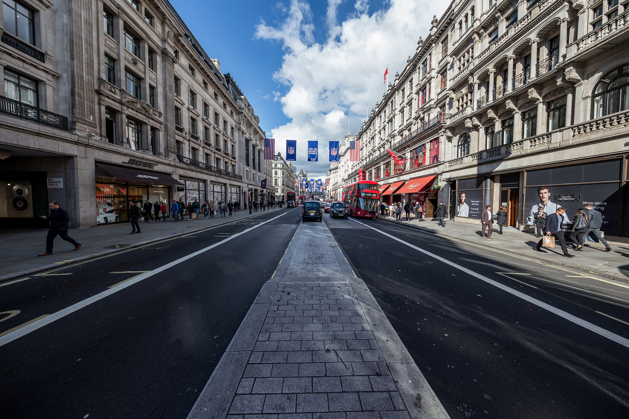 Canon EF 11-24mm F4L USM sample photo. Middle of the road photography
