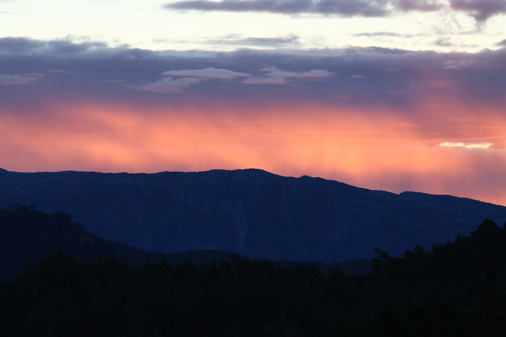 Canon EOS 700D (EOS Rebel T5i / EOS Kiss X7i) + Canon EF 70-200mm F4L IS USM sample photo. Mountains on fire photography