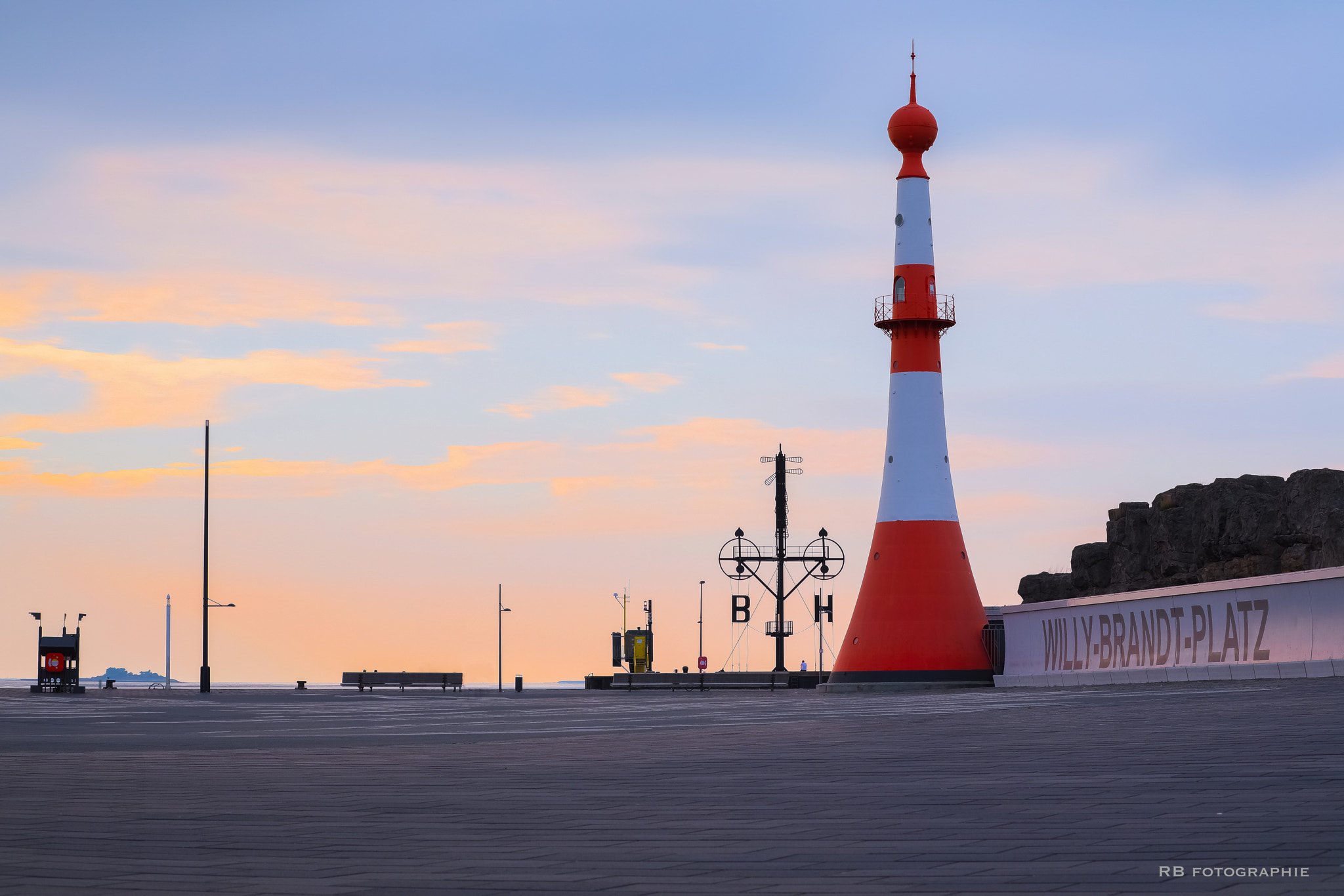 Canon EF 70-300mm F4-5.6L IS USM sample photo. Lighthouse sunset photography